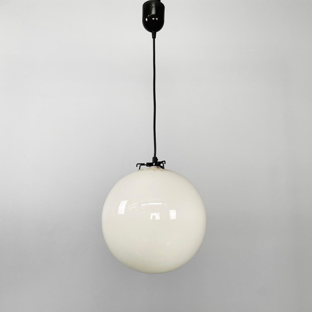 Italian mid century round white glass chandelier, 1950s
Round chandelier with spherical diffuser in white glass.
The ceiling attachment is made of black plastic, from here the cable starts, at the end of which is the three-arm structure that