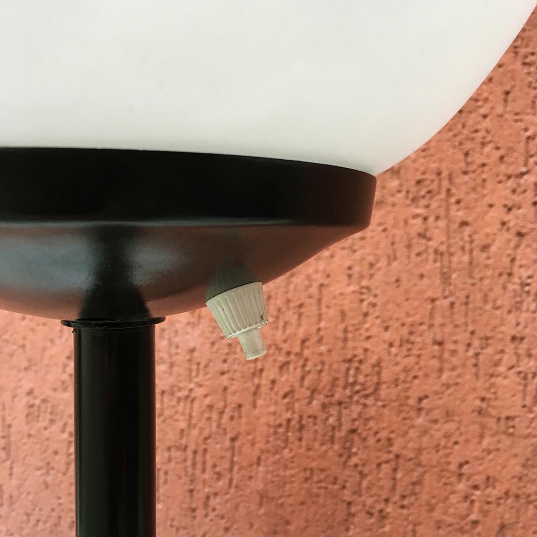 Italienische Stehlampe aus satiniertem Glas und Metall aus der Mitte des Jahrhunderts mit Marmorsockel, 1950er Jahre (Moderne der Mitte des Jahrhunderts)