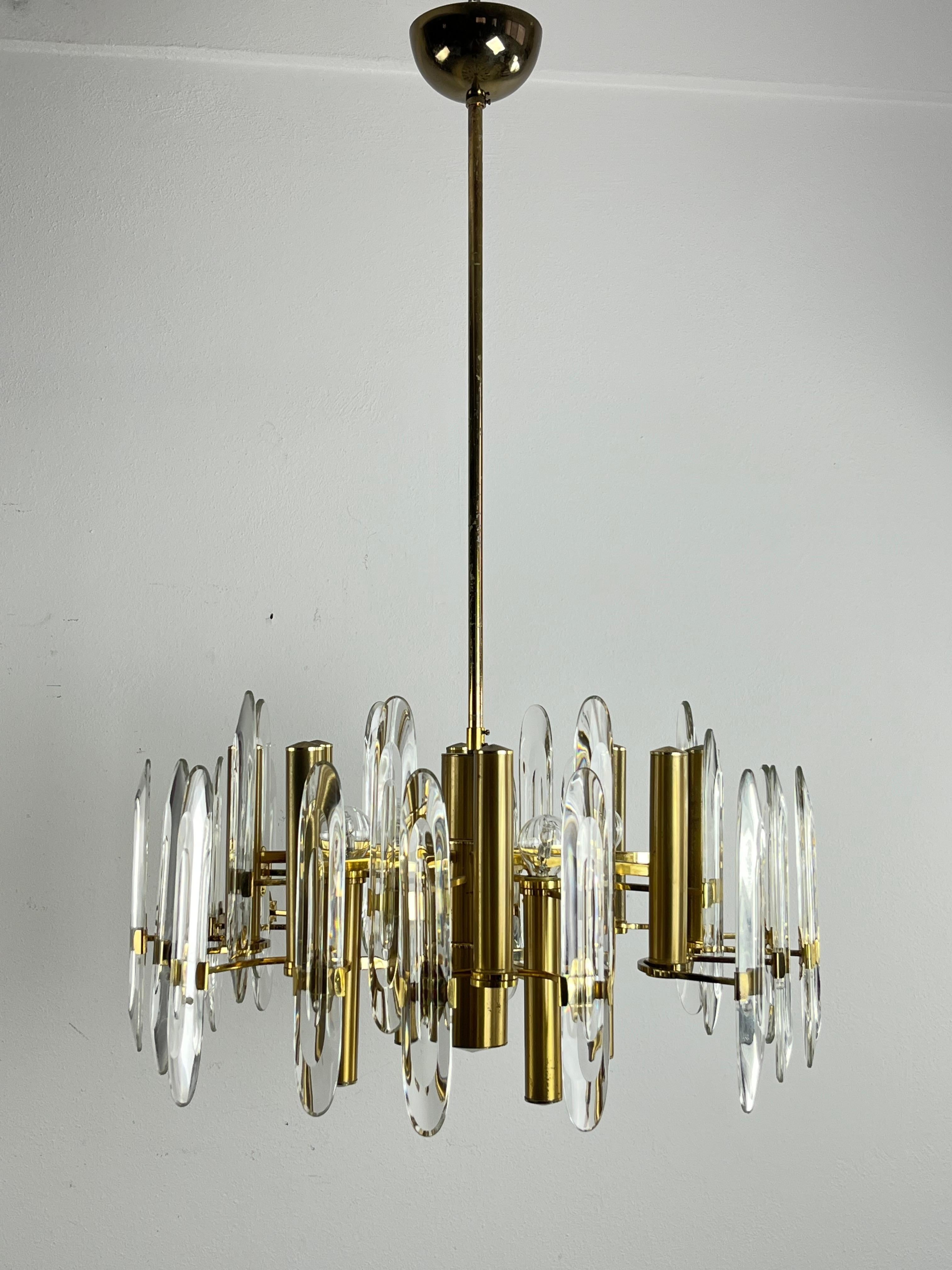 Italiano Lampadario italiano di metà secolo Sciolari a 12 luci in ottone e cristallo in vendita