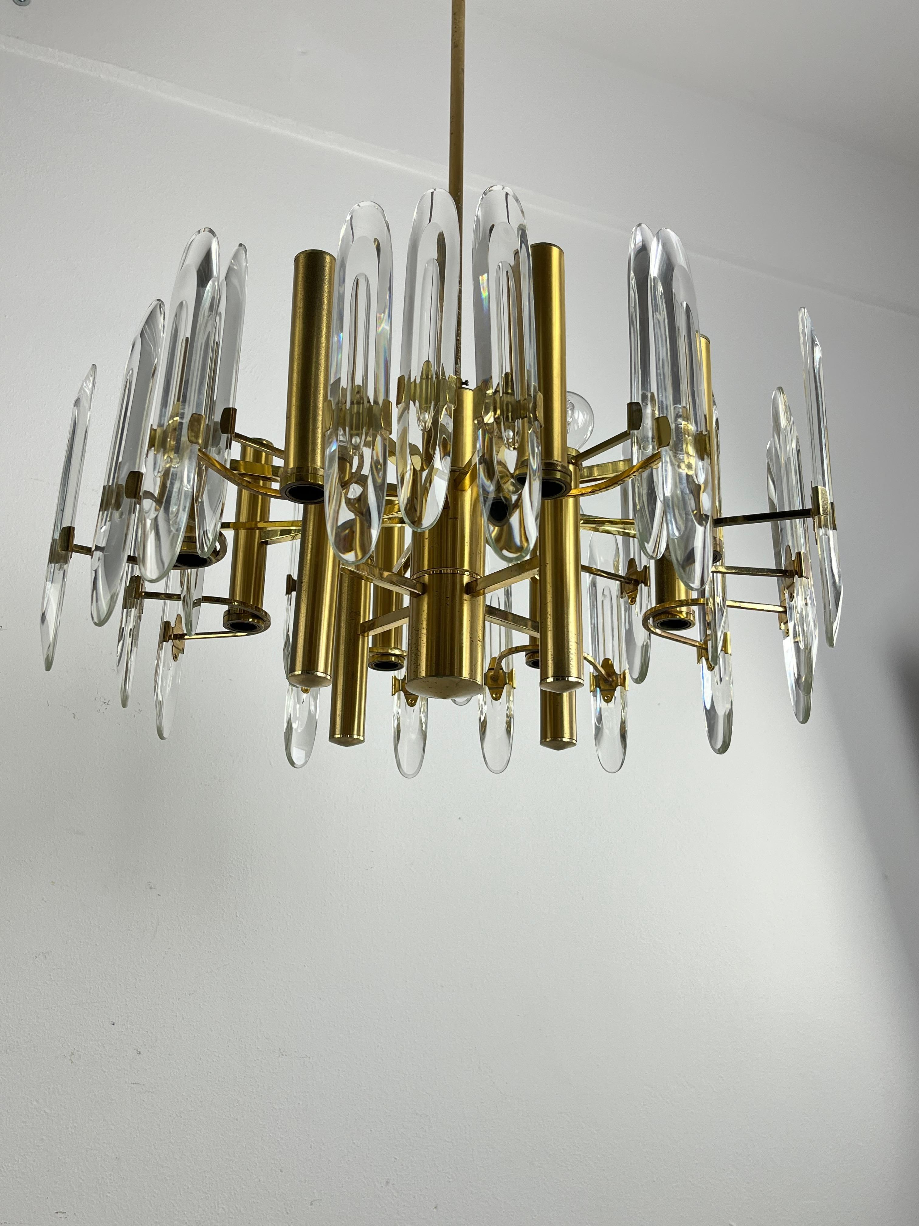 Ottone Lampadario italiano di metà secolo Sciolari a 12 luci in ottone e cristallo in vendita