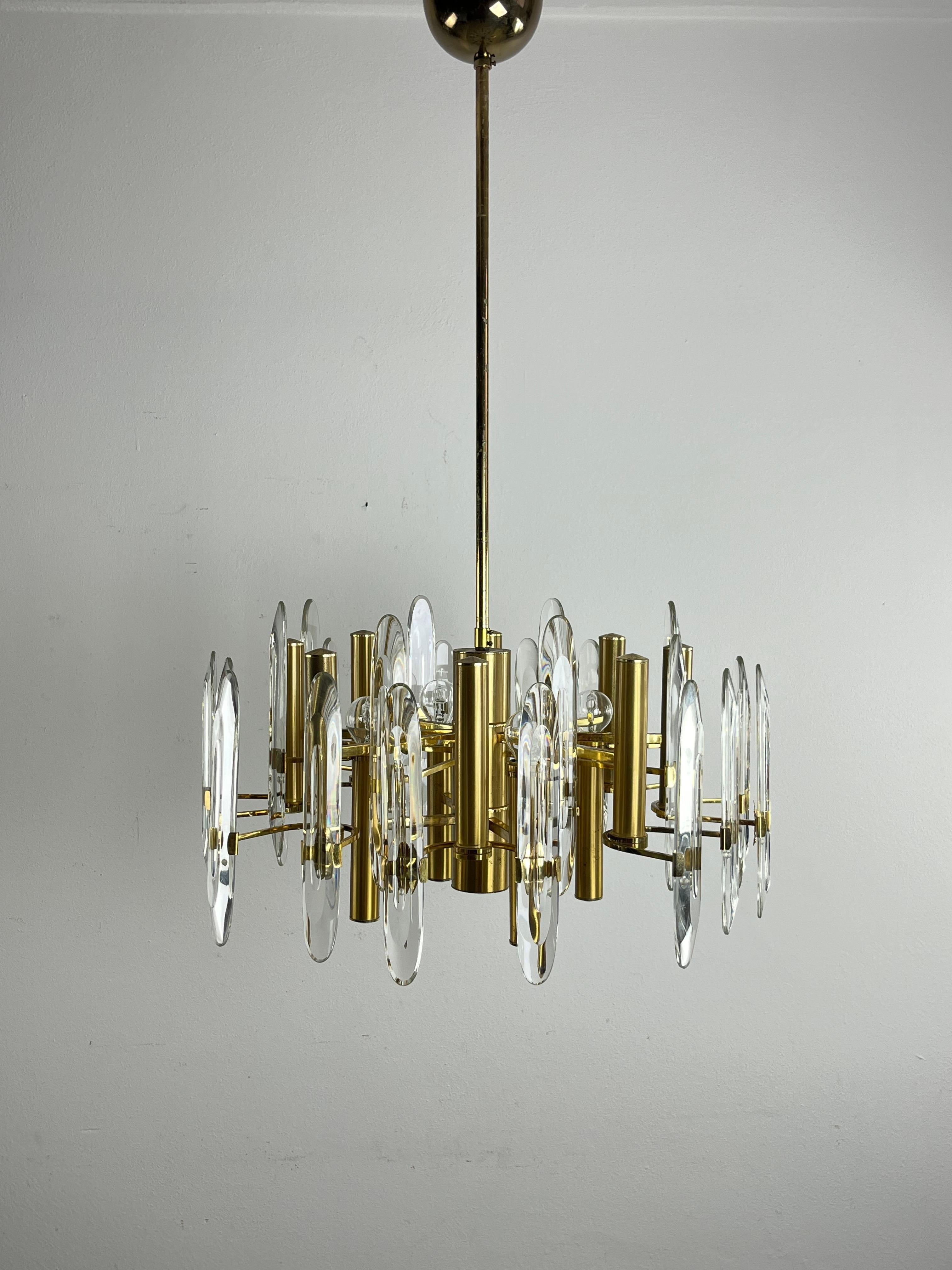 Lampadario italiano di metà secolo Sciolari a 12 luci in ottone e cristallo in vendita 1