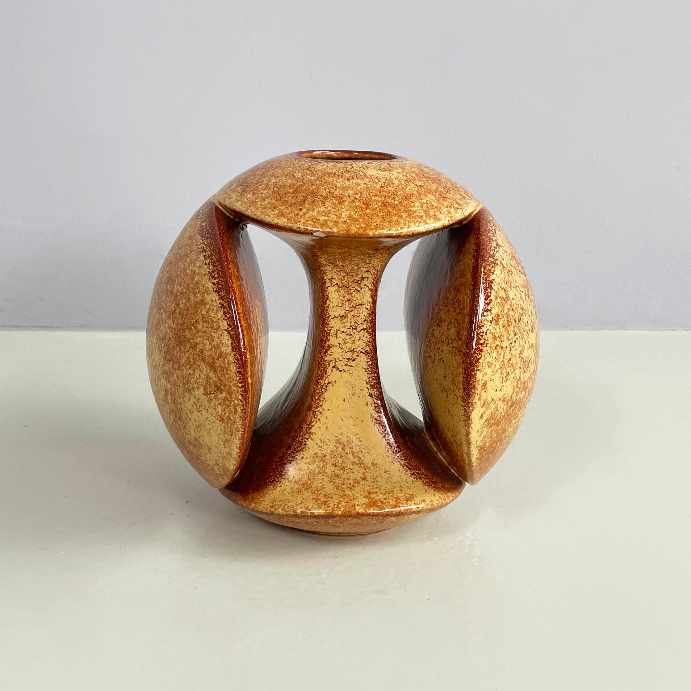Skulpturale italienische Keramikvase aus der Mitte des Jahrhunderts von Gabbianelli, 1960er Jahre
Skulpturale Vase aus Keramik, bemalt in Braun- und Beigetönen. Die Vase besteht aus 4 runden Formen, die Zwischenräume zwischen den organischen Teilen