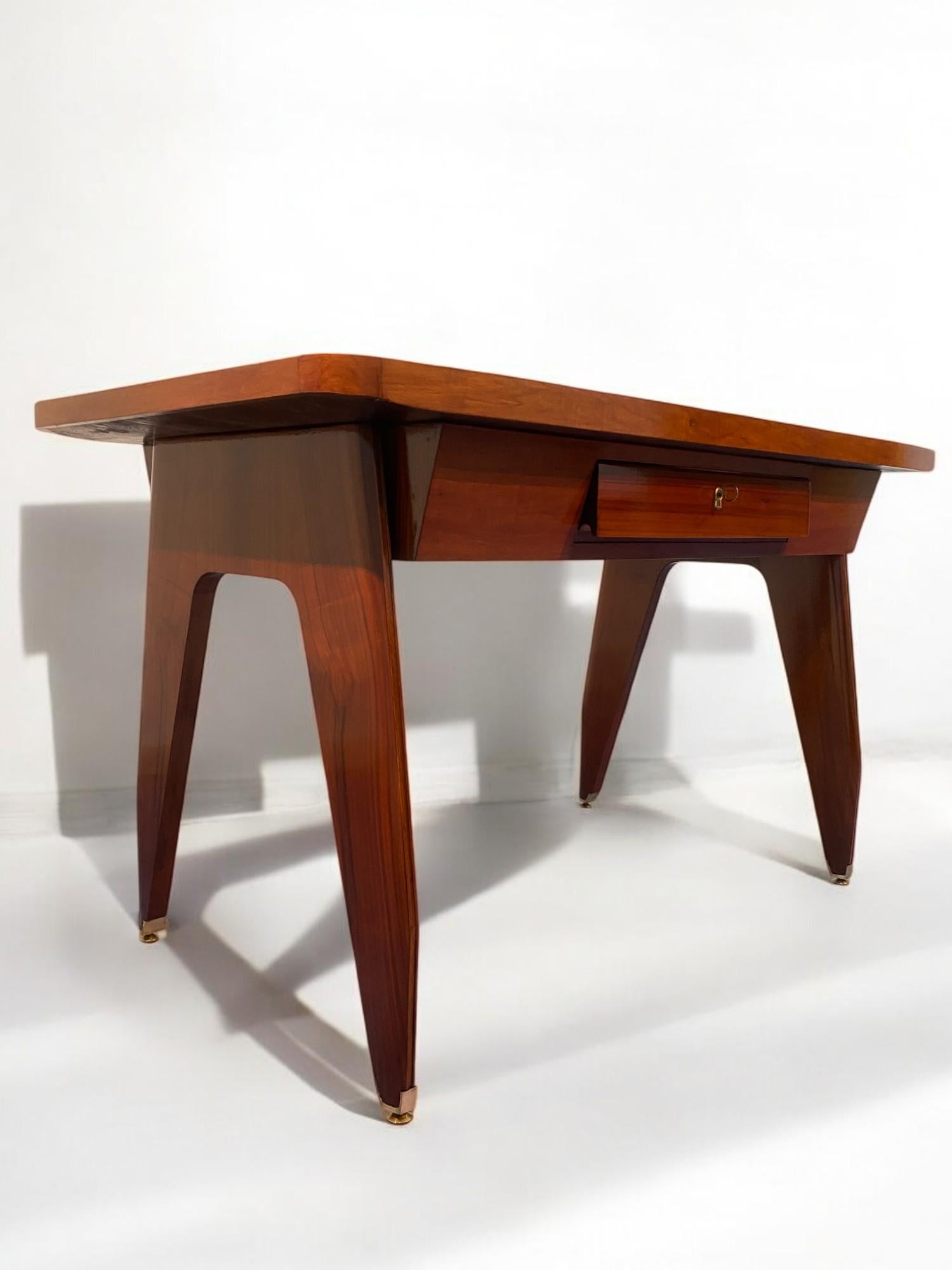 Tavolo da scrivania scultoreo italiano del Mid Century disegnato da Vittorio Dassi negli anni '50 in vendita 5