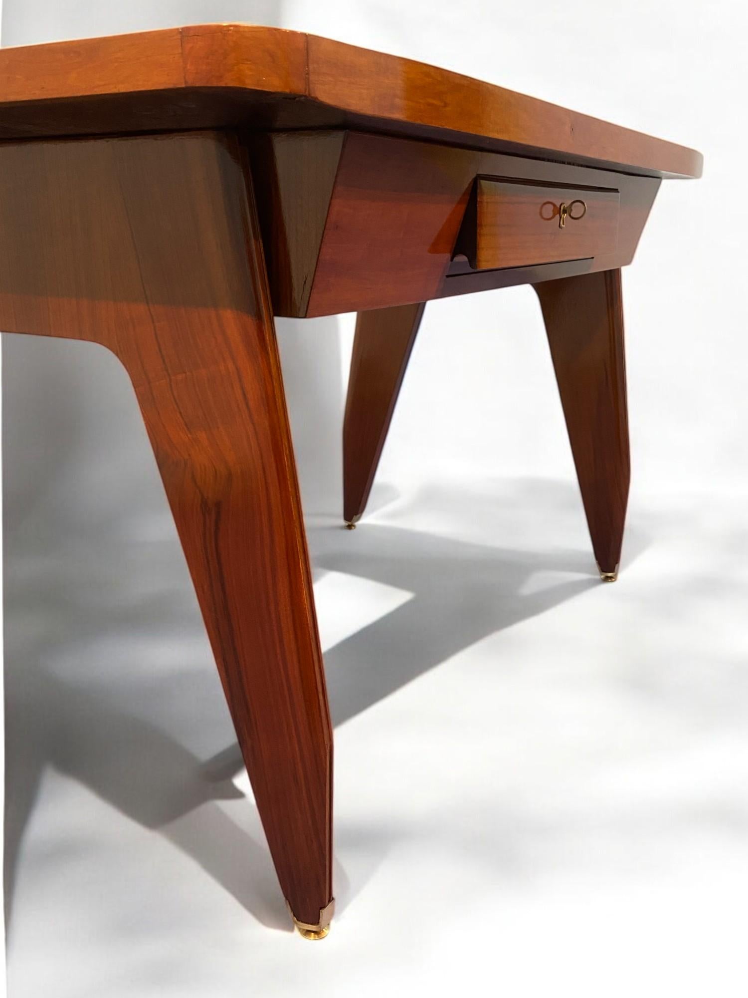 Impiallacciato Tavolo da scrivania scultoreo italiano del Mid Century disegnato da Vittorio Dassi negli anni '50 in vendita