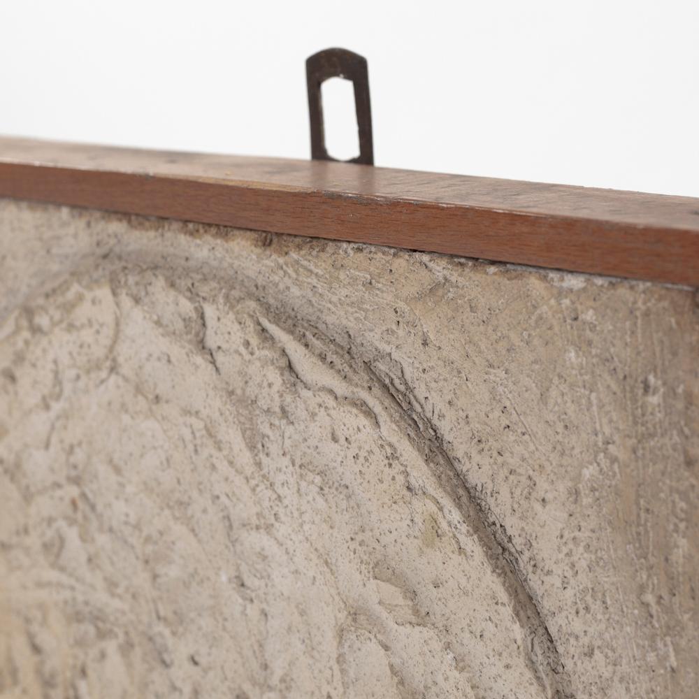 Pannello da parete in pietra arenaria scultoreo-figurativo della metà del secolo firmato 1950 in vendita 2