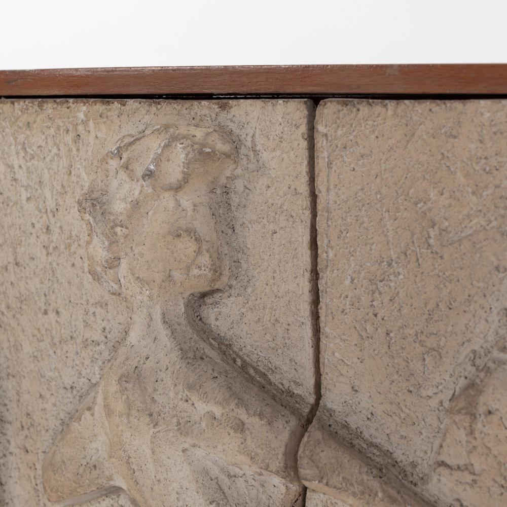 Pannello da parete in pietra arenaria scultoreo-figurativo della metà del secolo firmato 1950 in vendita 3