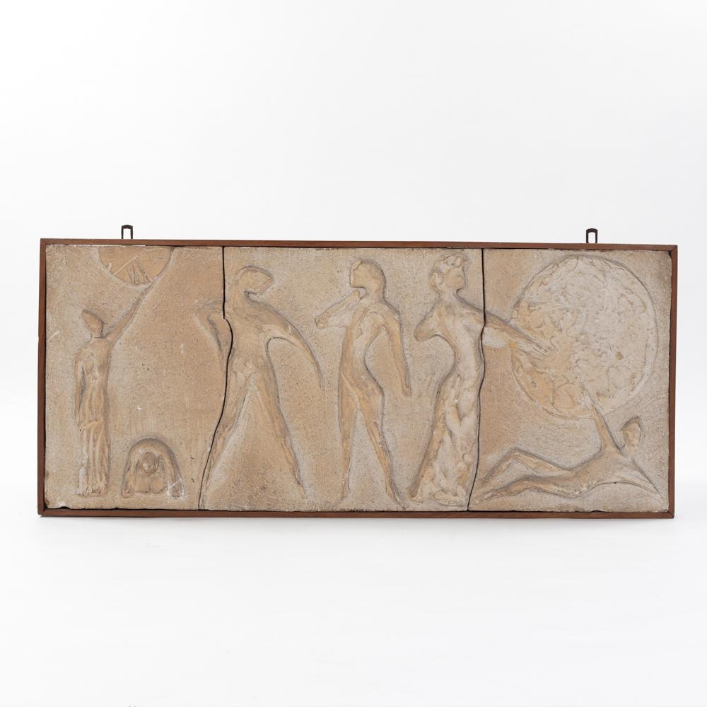 Pannello da parete in pietra arenaria scultoreo-figurativo della metà del secolo, firmato 1950 

Il murale raffigura una scena rilassata e classica di figure maschili e femminili che è stata tradotta 
negli anni Cinquanta, a passo leggero.
L'oggetto