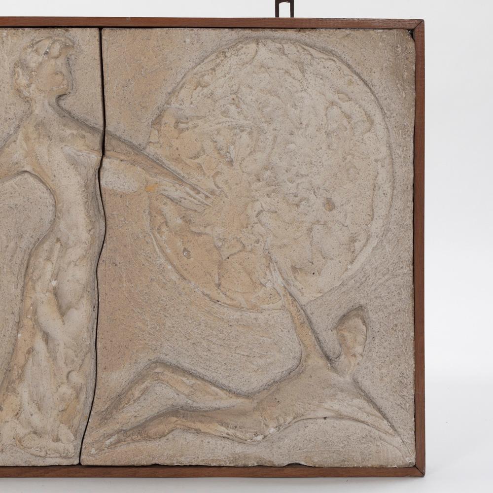 Mid-Century moderno Pannello da parete in pietra arenaria scultoreo-figurativo della metà del secolo firmato 1950 in vendita