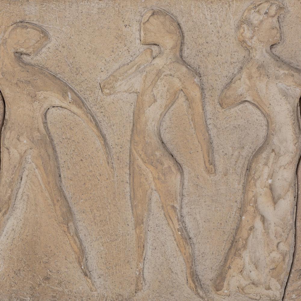 Italiano Pannello da parete in pietra arenaria scultoreo-figurativo della metà del secolo firmato 1950 in vendita