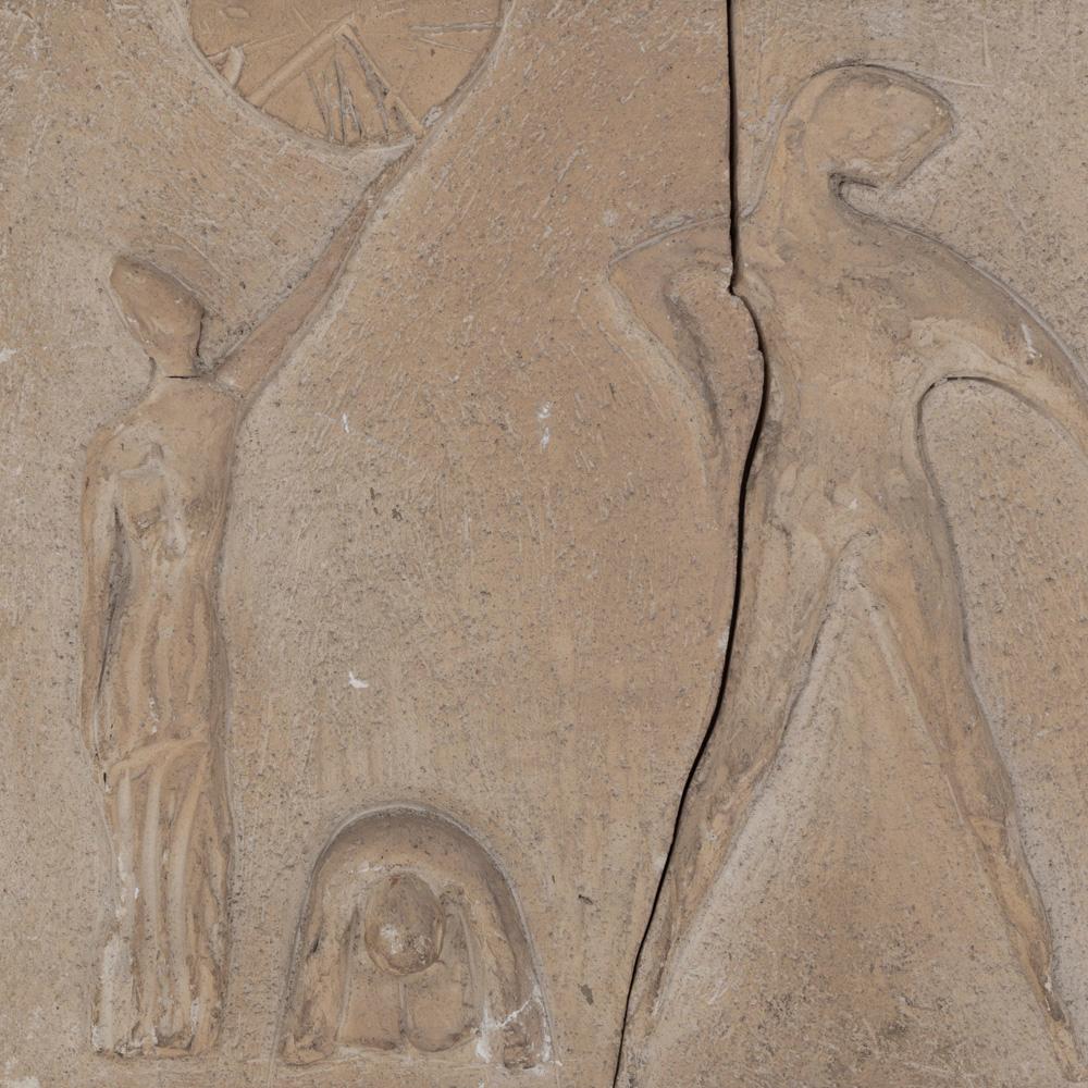 Fatto a mano Pannello da parete in pietra arenaria scultoreo-figurativo della metà del secolo firmato 1950 in vendita