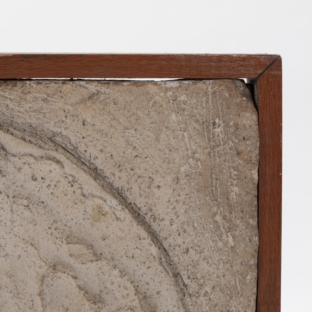 Metà XX secolo Pannello da parete in pietra arenaria scultoreo-figurativo della metà del secolo firmato 1950 in vendita