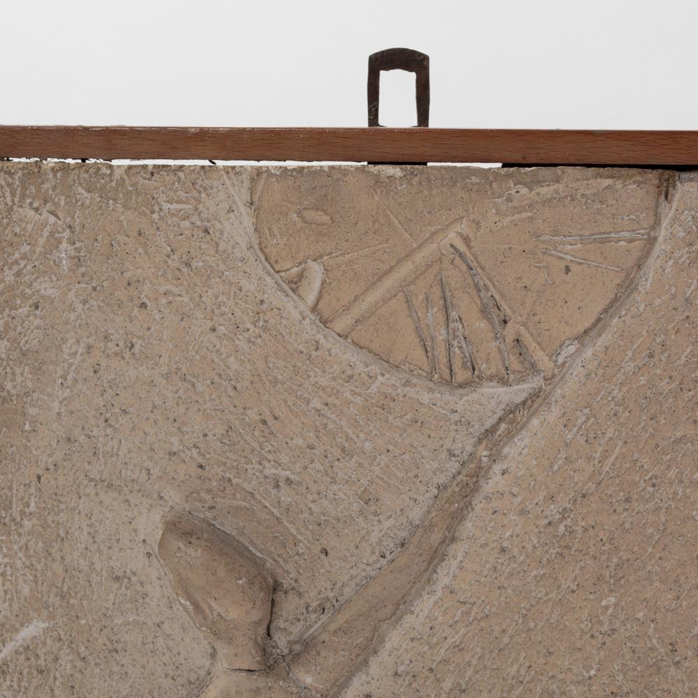 Arenaria Pannello da parete in pietra arenaria scultoreo-figurativo della metà del secolo firmato 1950 in vendita