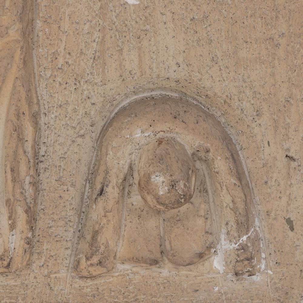 Pannello da parete in pietra arenaria scultoreo-figurativo della metà del secolo firmato 1950 in vendita 1