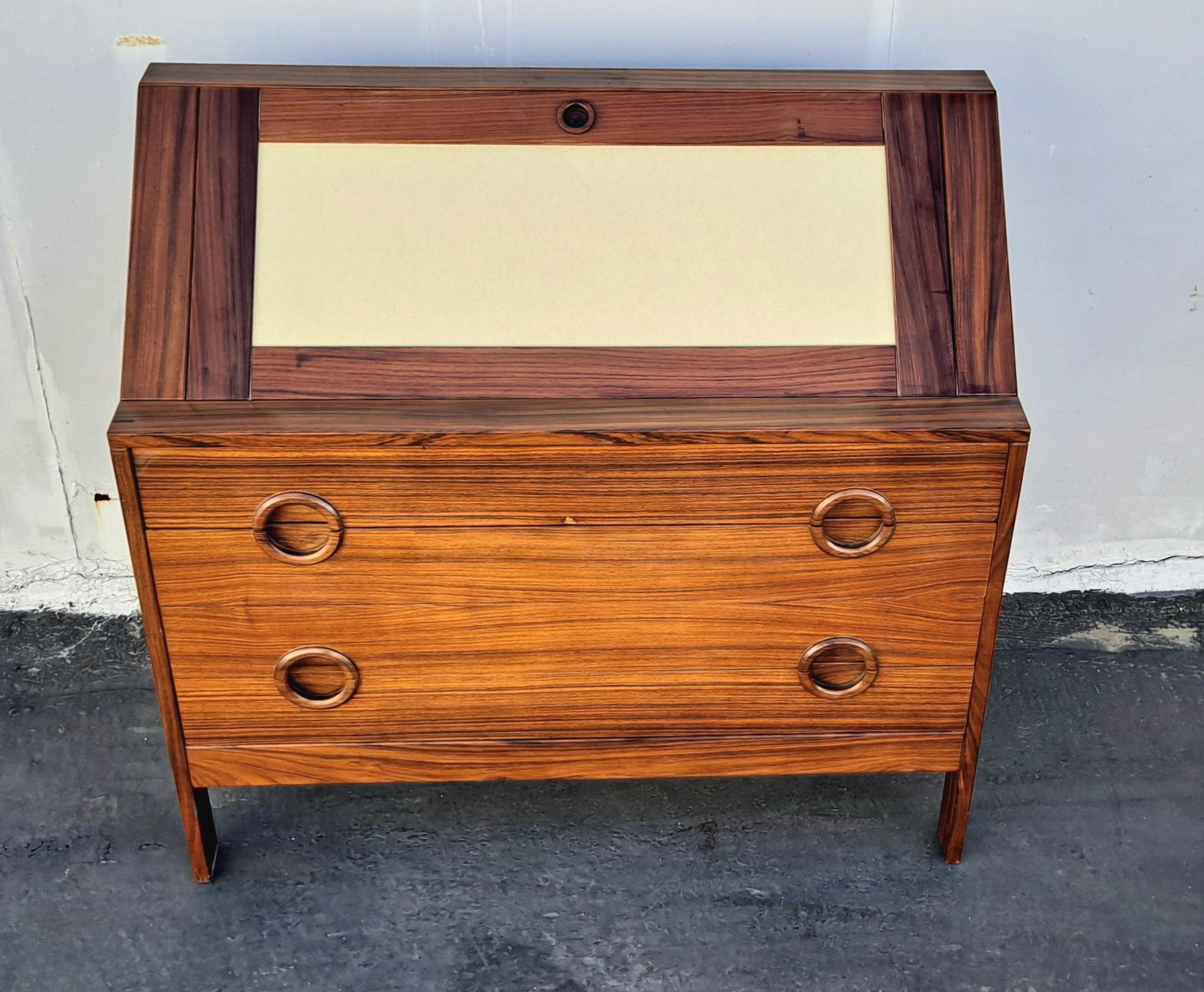 Secrétaire italien du milieu du siècle en palissandre brésilien  Quatre tiroirs  lorsqu'il est ouvert, la hauteur du bureau est de 30 pouces, ce qui est parfait pour la chaise.