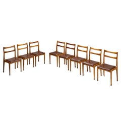 Italienischer Satz von acht Esszimmerstühlen aus Nussbaum, Mitte des Jahrhunderts