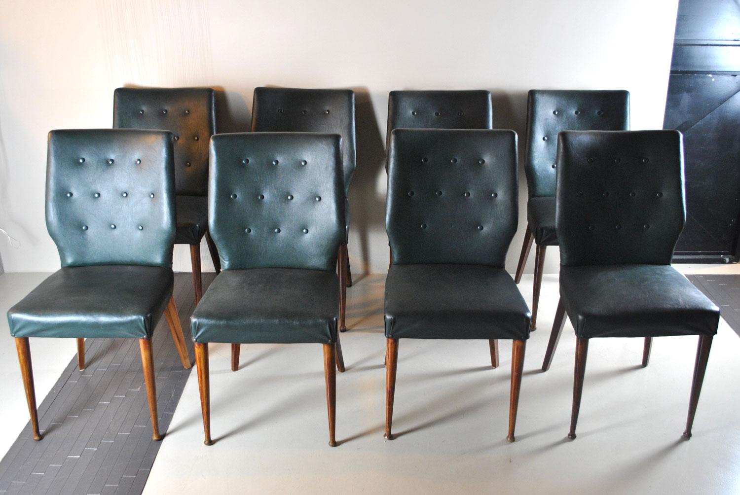 Italienischer Satz von achtzig Stühlen aus der Mitte der 1960er Jahre in grünem Kunstleder in sehr gutem Zustand.
Die olivgrüne Farbe macht die Stühle zu einem sehr eleganten Tisch.