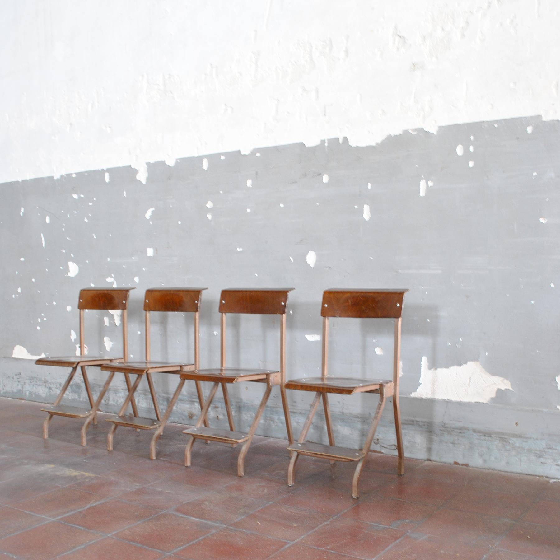 Italienisches Mid-Century-Set aus vier Stühlen im Zustand „Gut“ in bari, IT