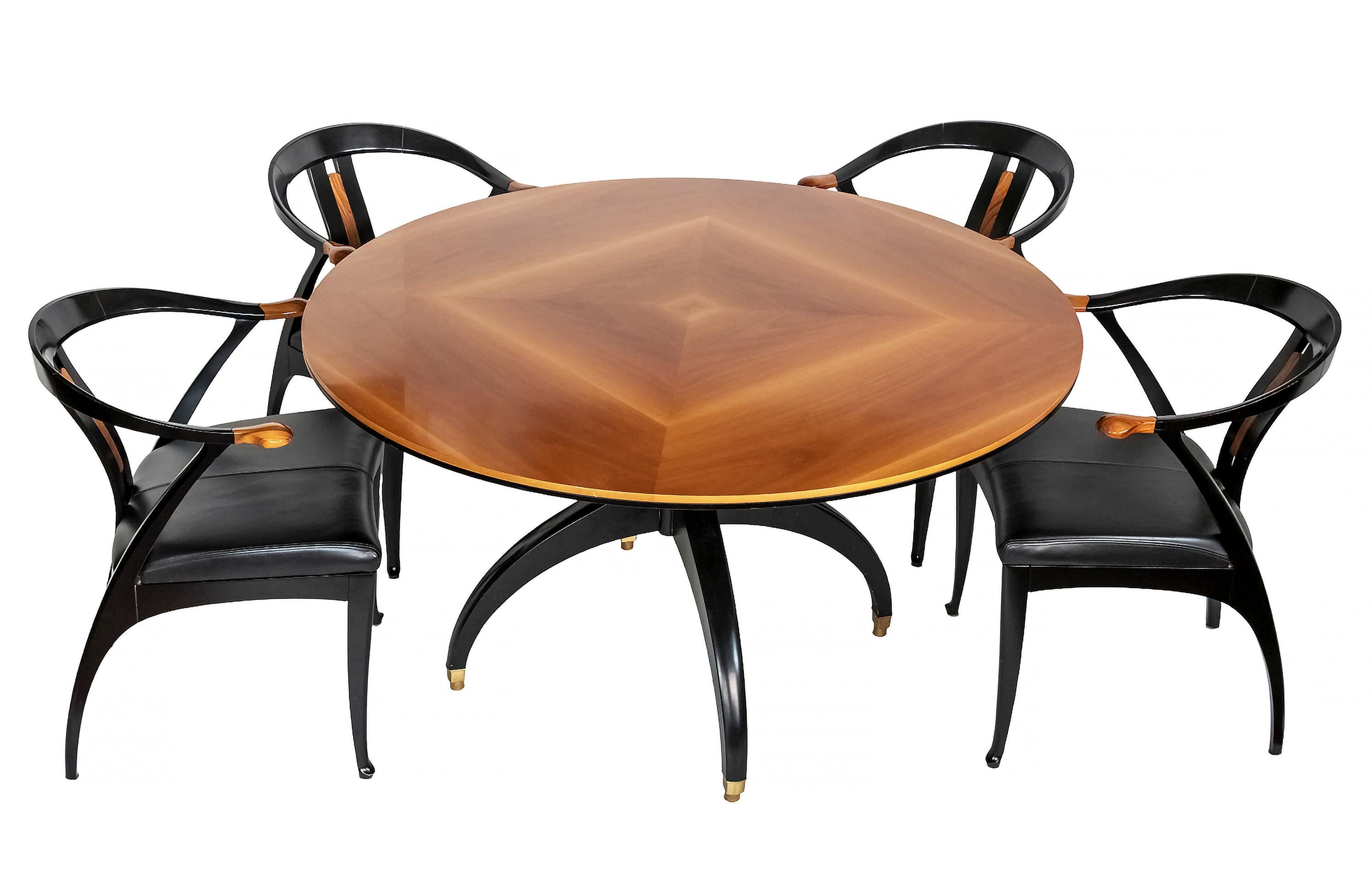 Ensemble de salle à manger Giorgetti du milieu du siècle dernier comprenant une table et quatre chaises.
La table de salle à manger est en bois peint en noir avec un plateau en noyer et des détails en laiton sur les pieds. 
Les chaises sont