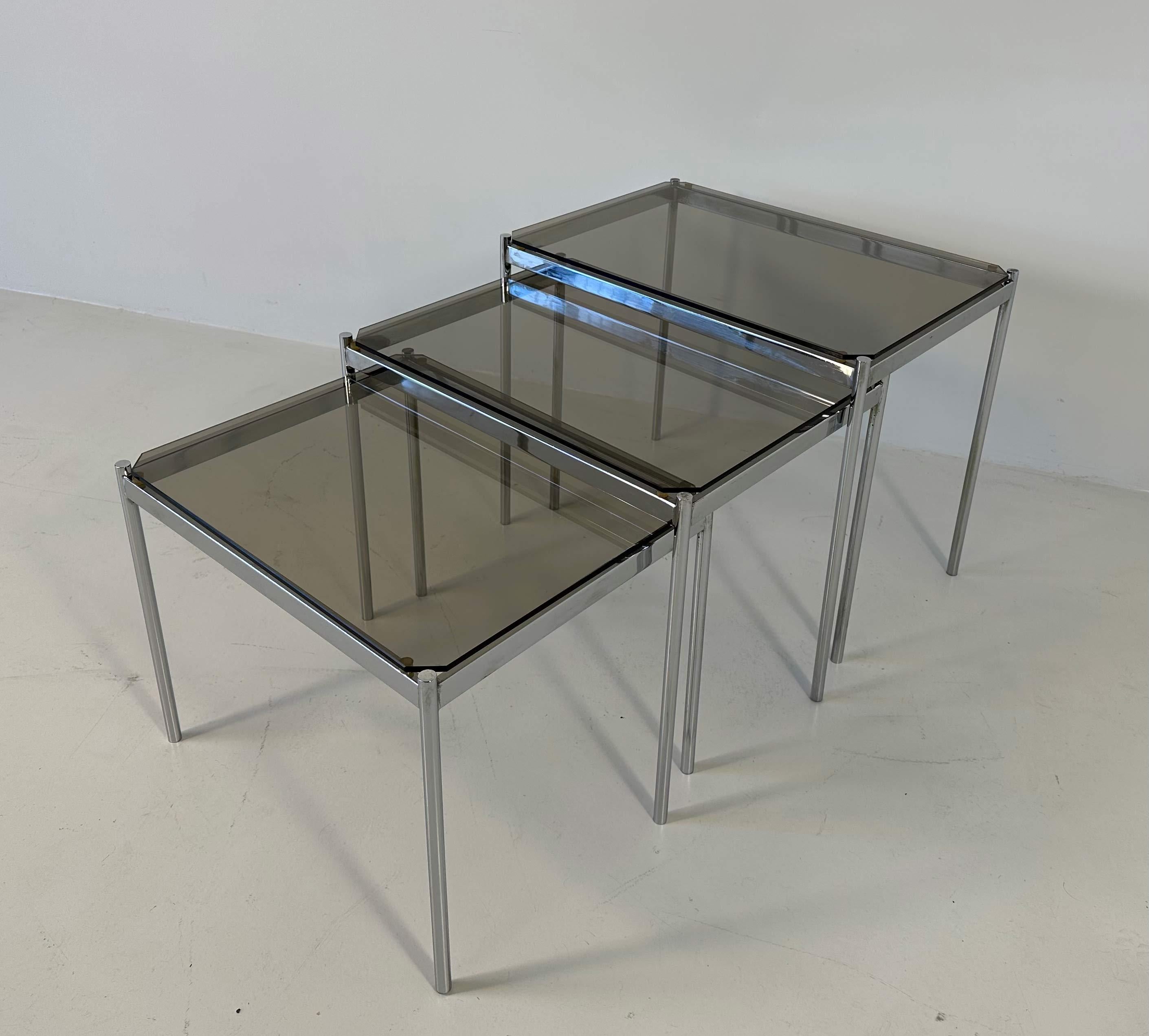 Mid-Century Modern Italian Midcentury Set of Three Chromed Metal Glass Stackable Tray Tables, 1970s For Sale