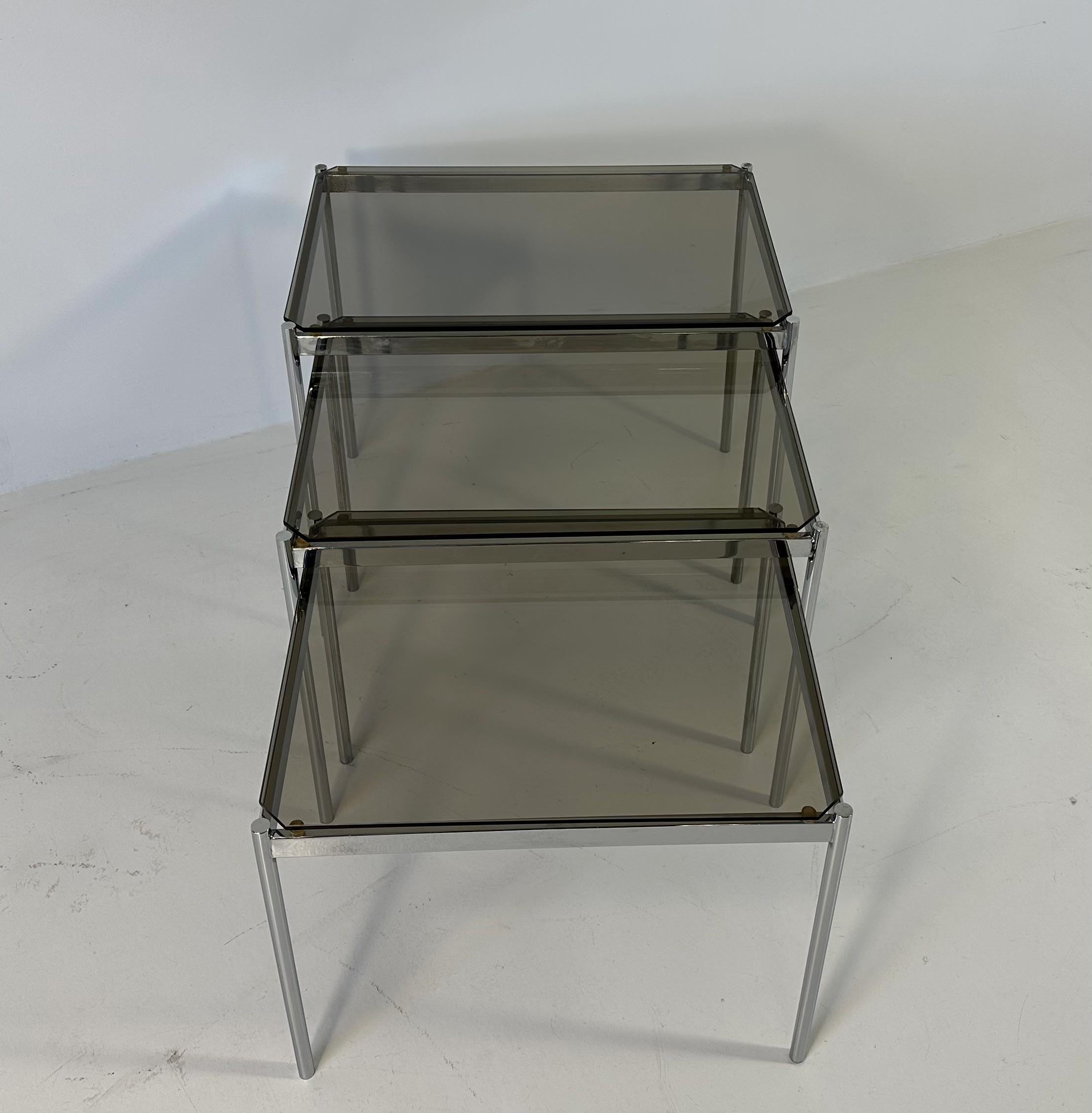Italian Midcentury Set of Three Chromed Metal Glass Stackable Tray Tables, 1970s In Good Condition For Sale In Meda, MB
