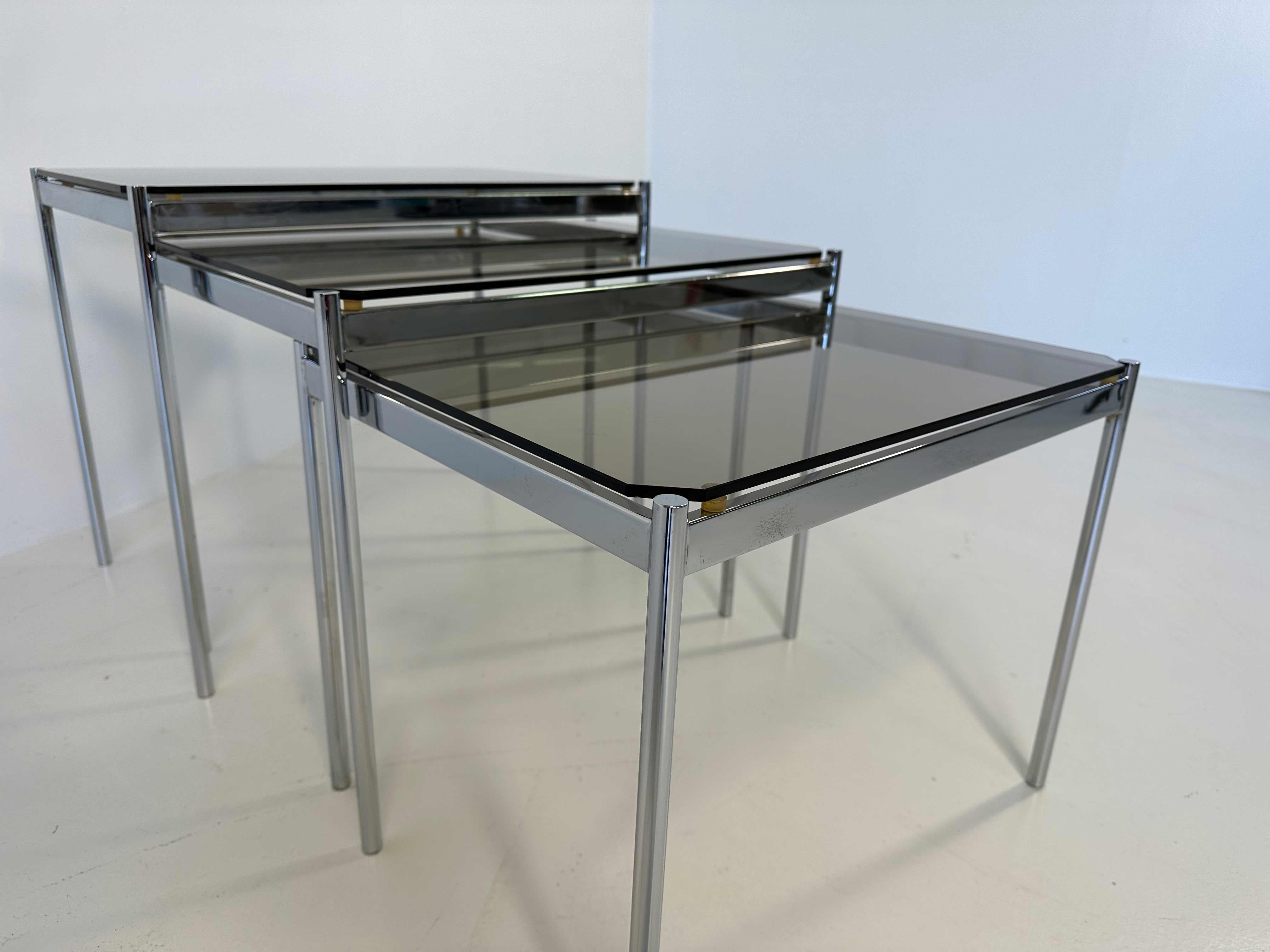 Late 20th Century Italian Midcentury Set of Three Chromed Metal Glass Stackable Tray Tables, 1970s For Sale