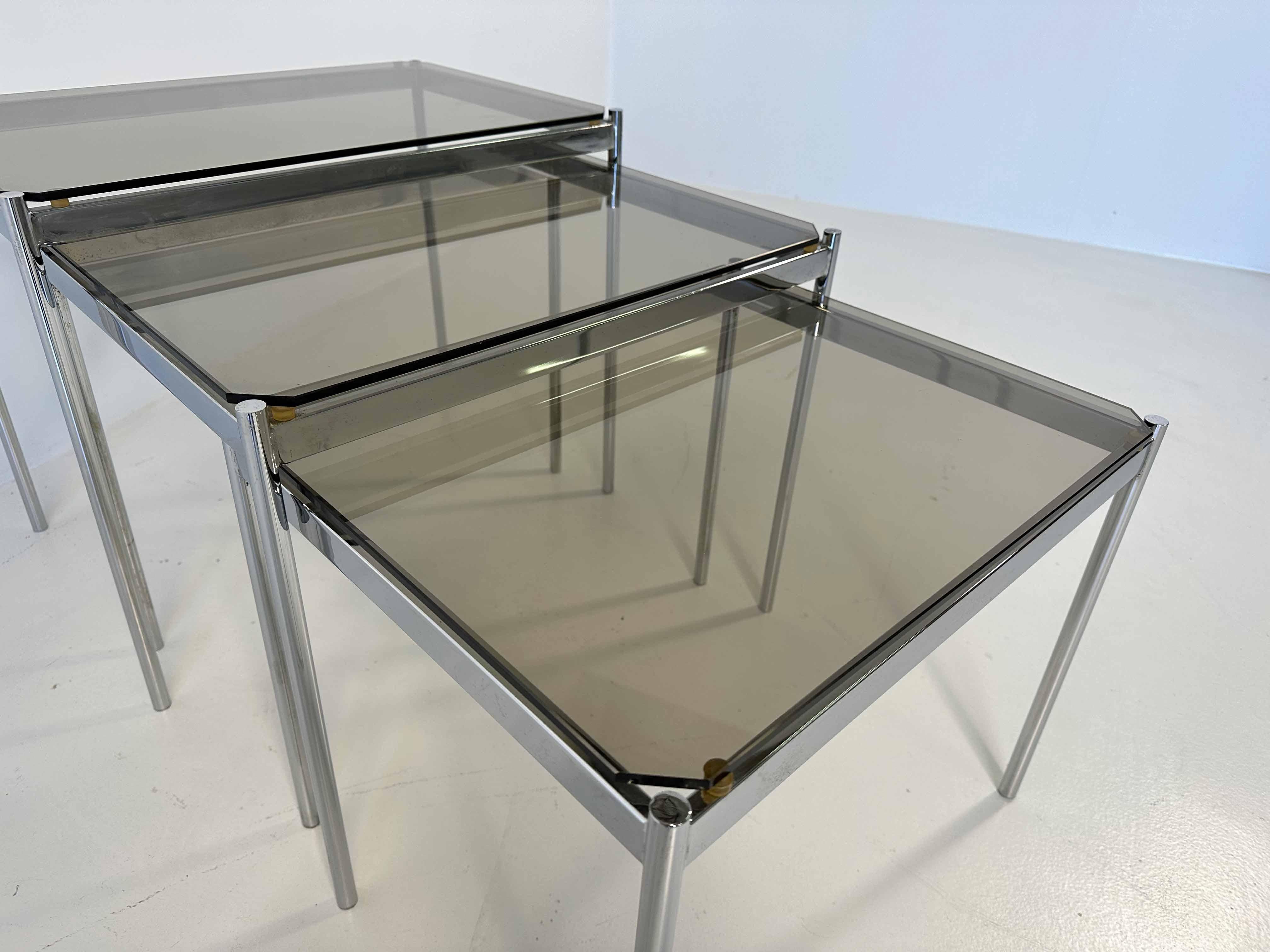 Italian Midcentury Set of Three Chromed Metal Glass Stackable Tray Tables, 1970s For Sale 1