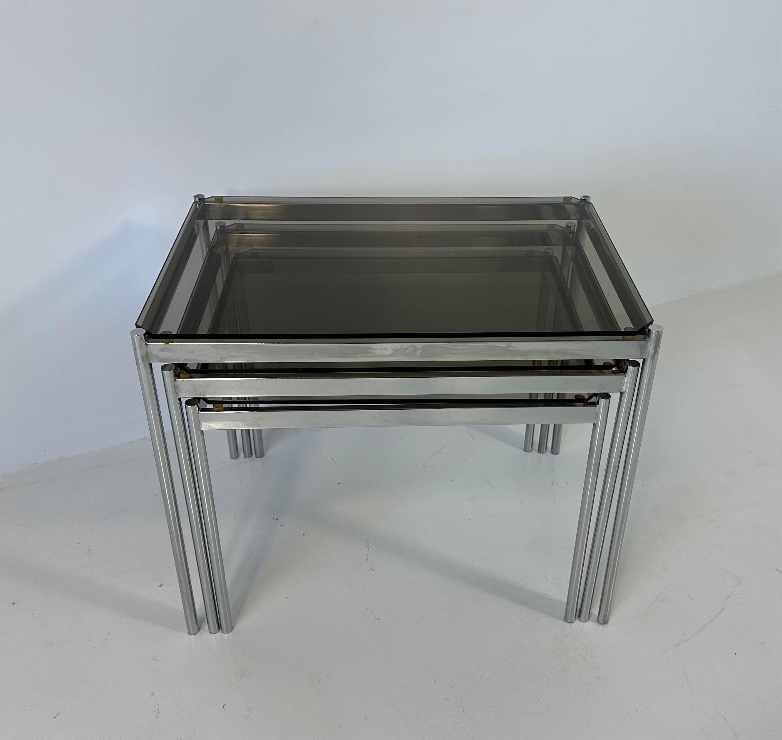 Italian Midcentury Set of Three Chromed Metal Glass Stackable Tray Tables, 1970s For Sale 2