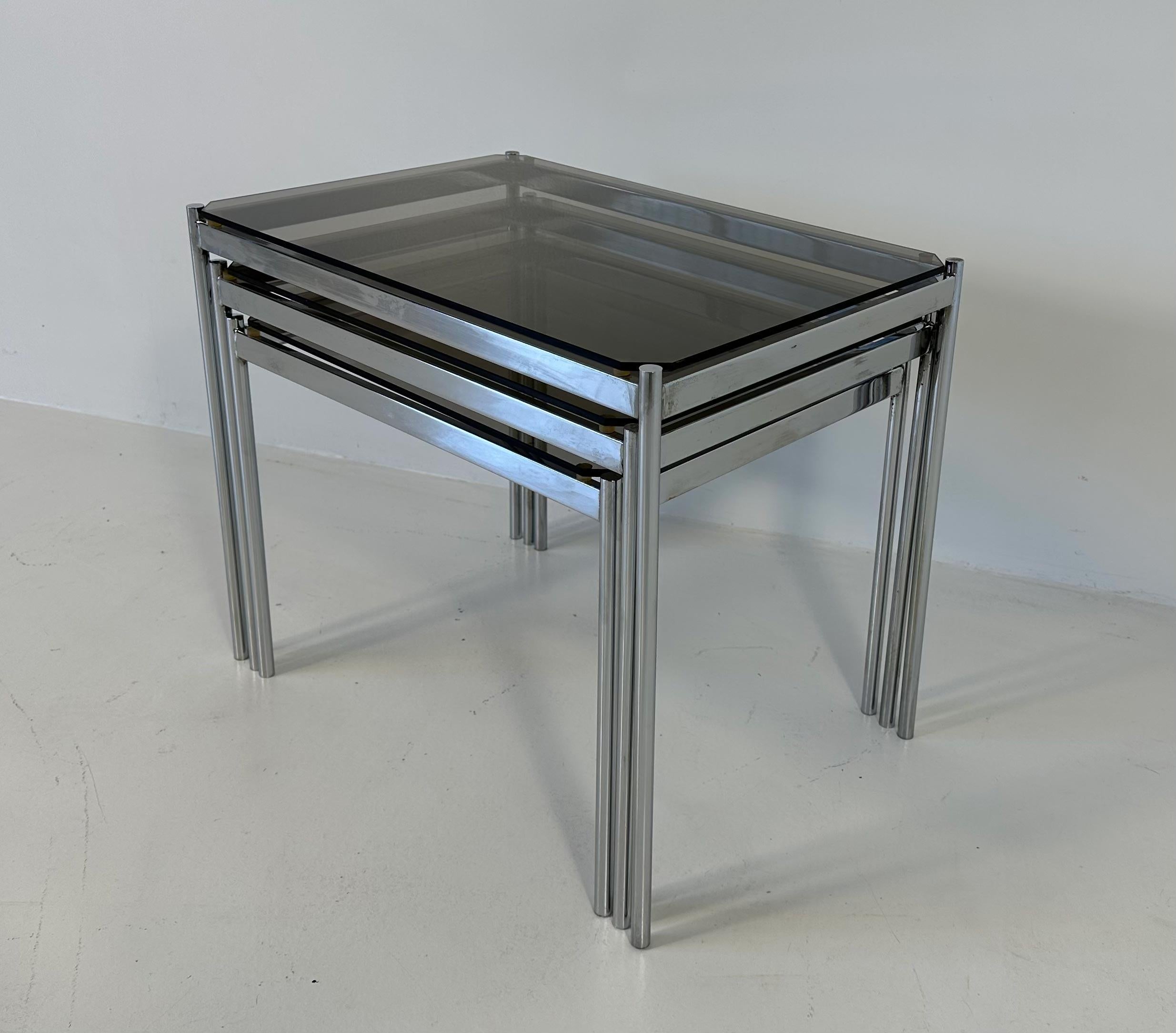 Italian Midcentury Set of Three Chromed Metal Glass Stackable Tray Tables, 1970s For Sale 3