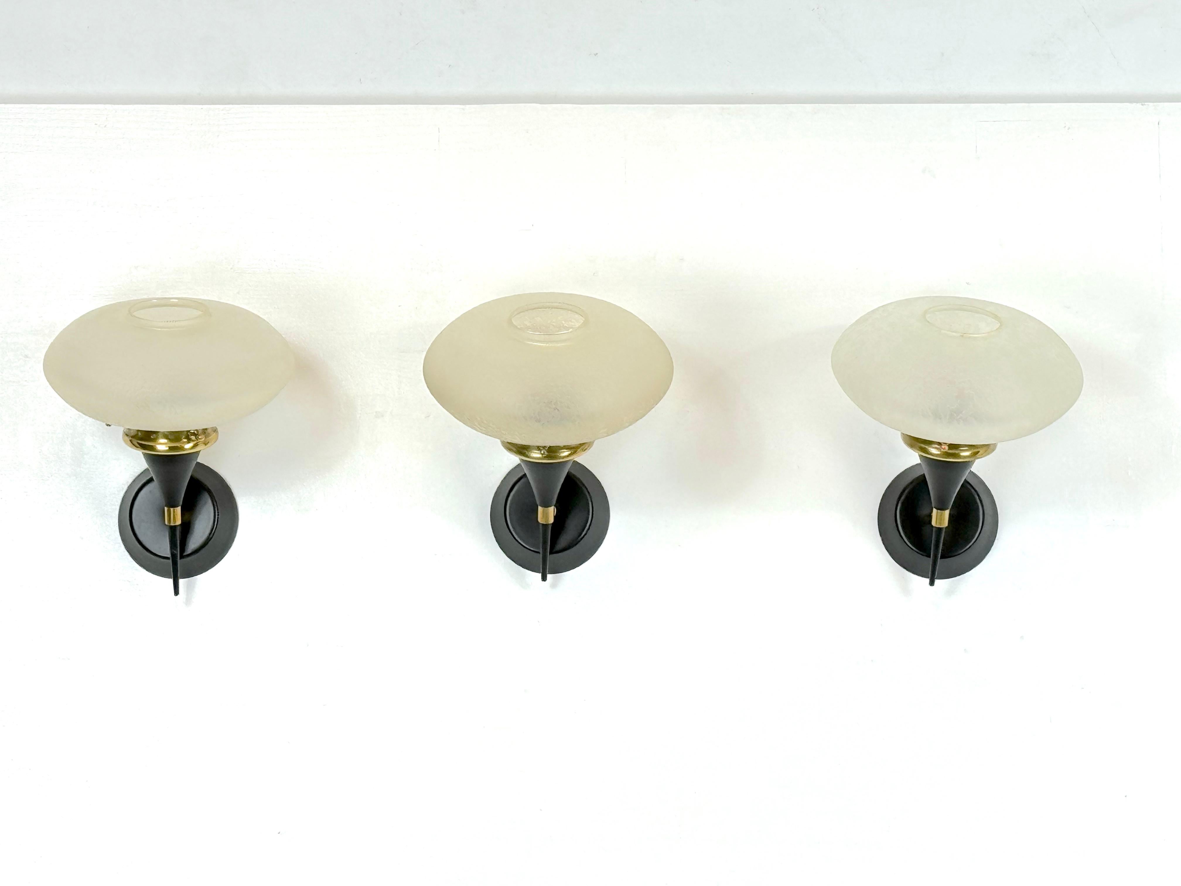 Muy buen estado general, sin astillas ni grietas en el cristal grabado. Hay un par de pequeñas grietas en el cuello de latón de uno de los candelabros, como se muestra en la imagen detallada. Sin embargo, no afectan a la funcionalidad ni a la