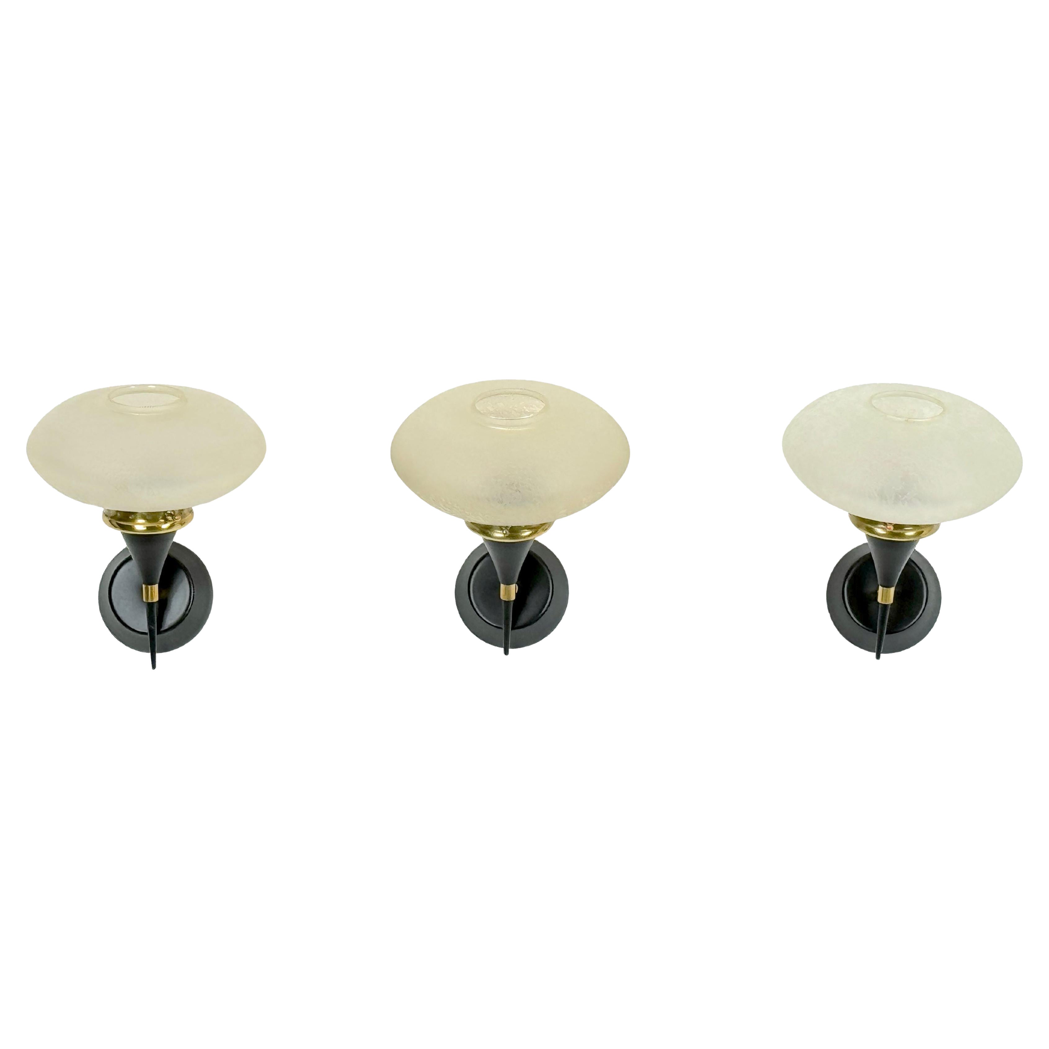 Set di tre appliques di Stilnovo in ottone e vetro acidato