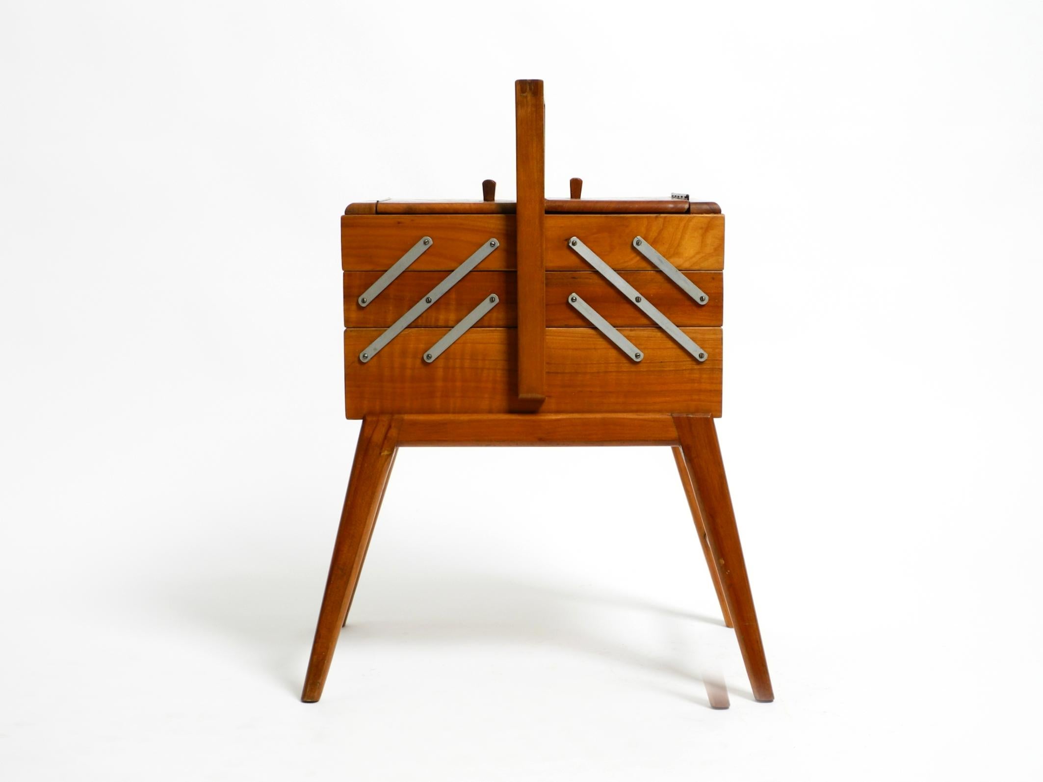 Scatola da cucito pieghevole originale del Mid-Century Modern in ottime condizioni vintage. Prodotto in Italia.
Realizzato in noce.
Un bellissimo design decorativo italiano degli anni '50 con molti dettagli e scomparti.
Ideale anche per riporre