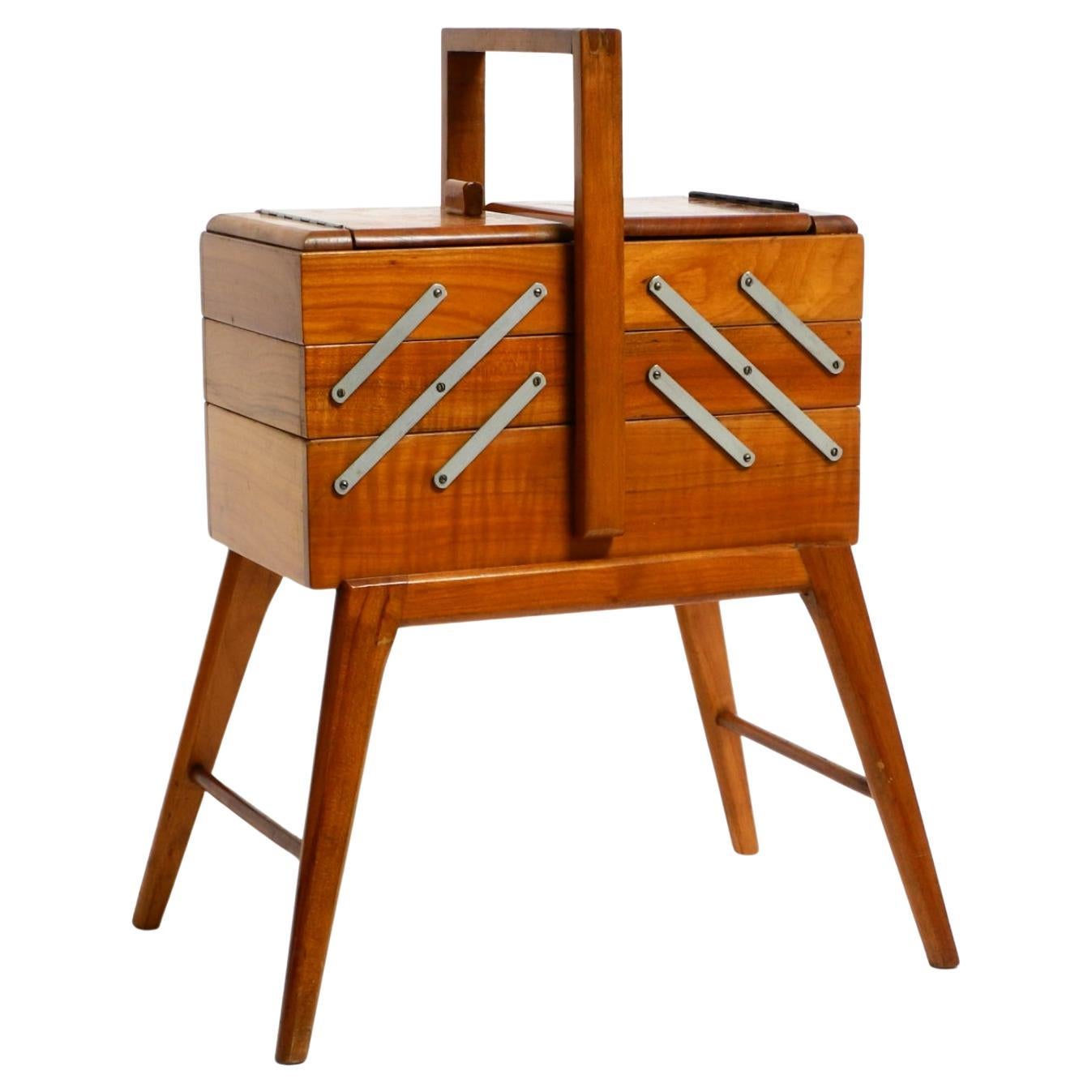 Costurero italiano Mid Century de madera de nogal con compartimentos desplegables