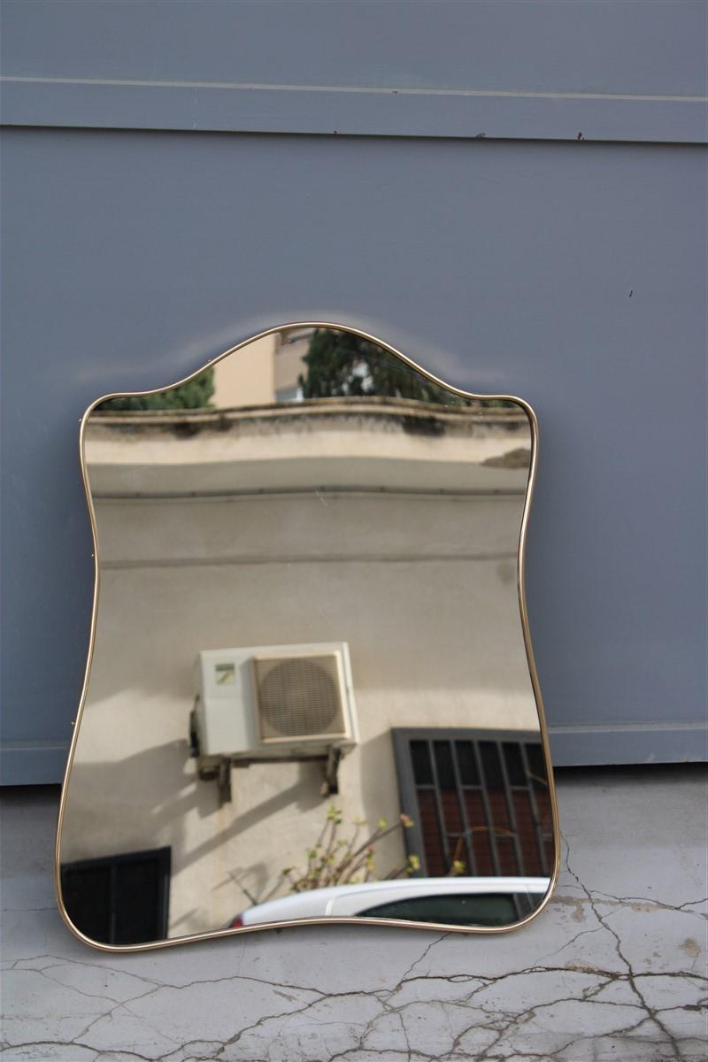 Italian Midcentury Shaped Mirror with Elegant Gold Brass Frame In Good Condition In Palermo, Sicily