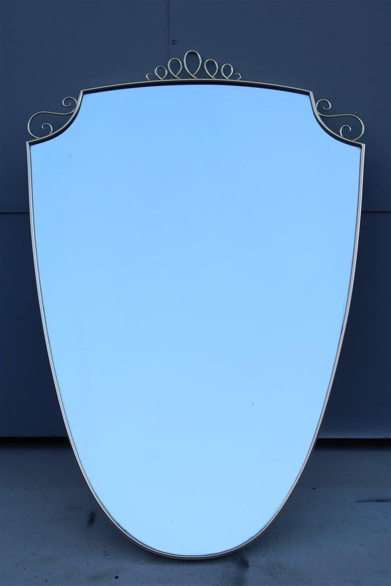 Italienische Mitte des Jahrhunderts geformt massivem Messing Spiegel 1950 Gold, 
der Spiegel hat einige Altersflecken und Kratzer wie beim Original.