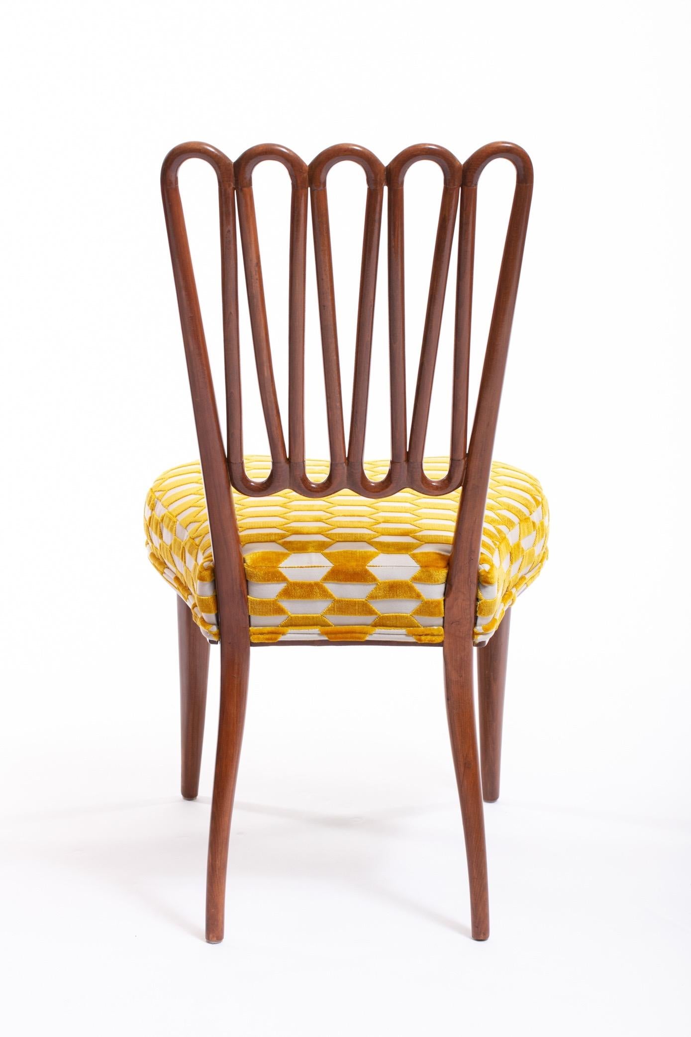 Italian midcentury side chair after Gio Ponti with gold yellow and ivory cut velvet, circa 1950s. So many details, where to begin. The bentwood craftsmanship is exquisite. The wooden legs and seat back are meticulous: gentle leg curves morph into
