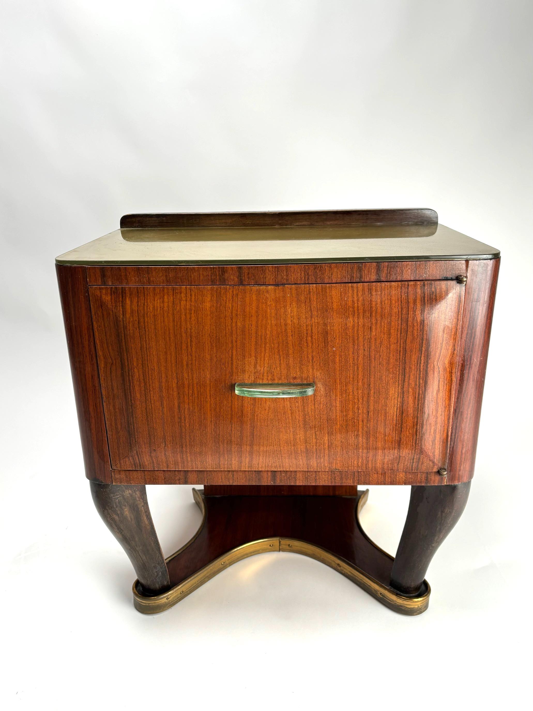 Elegantes Paar Nachttische aus Holz aus der Mitte des Jahrhunderts von Vittorio Dassi, Italien, 1950er Jahre

Es handelt sich um zwei raffinierte Tische mit unverwechselbarem Stil und handwerklichem Können, die Ihr Schlafzimmer mit einem Hauch von