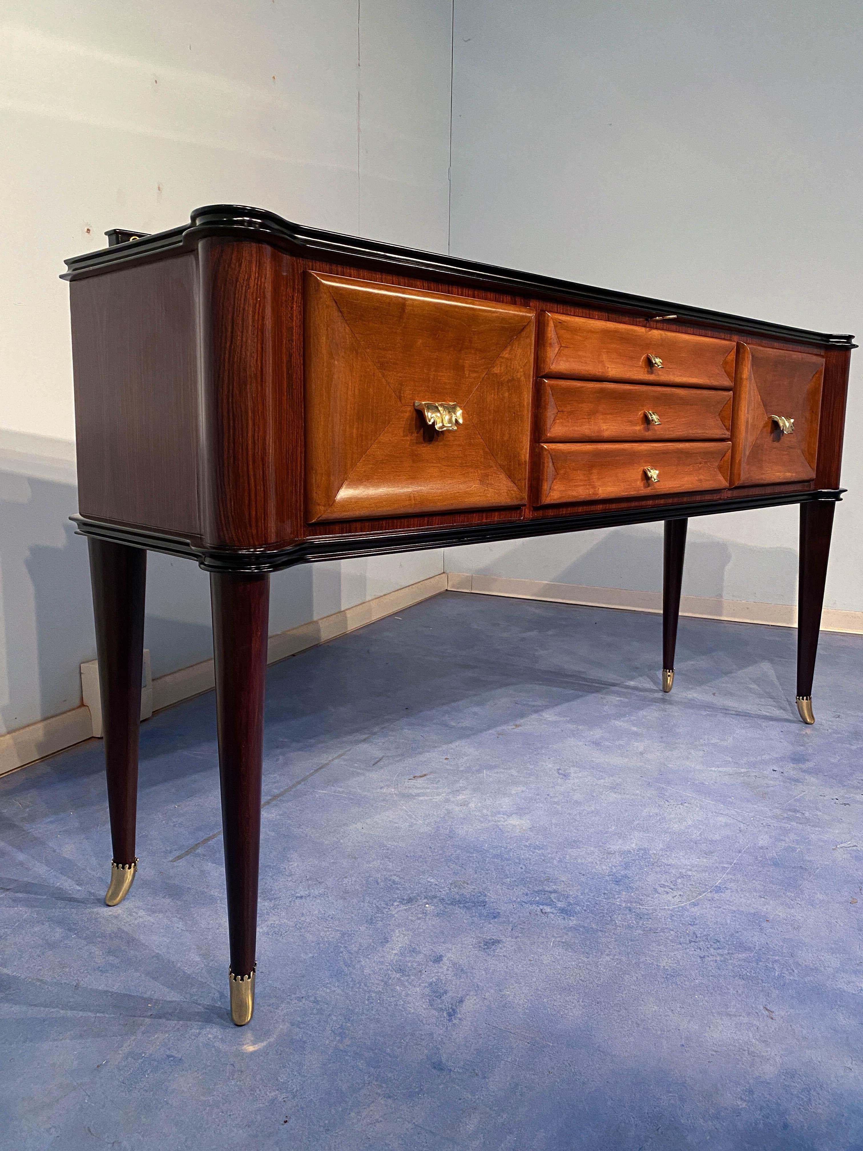 Italienisches Sideboard aus der Mitte des Jahrhunderts von Paolo Buffa, 1950er Jahre (Messing) im Angebot