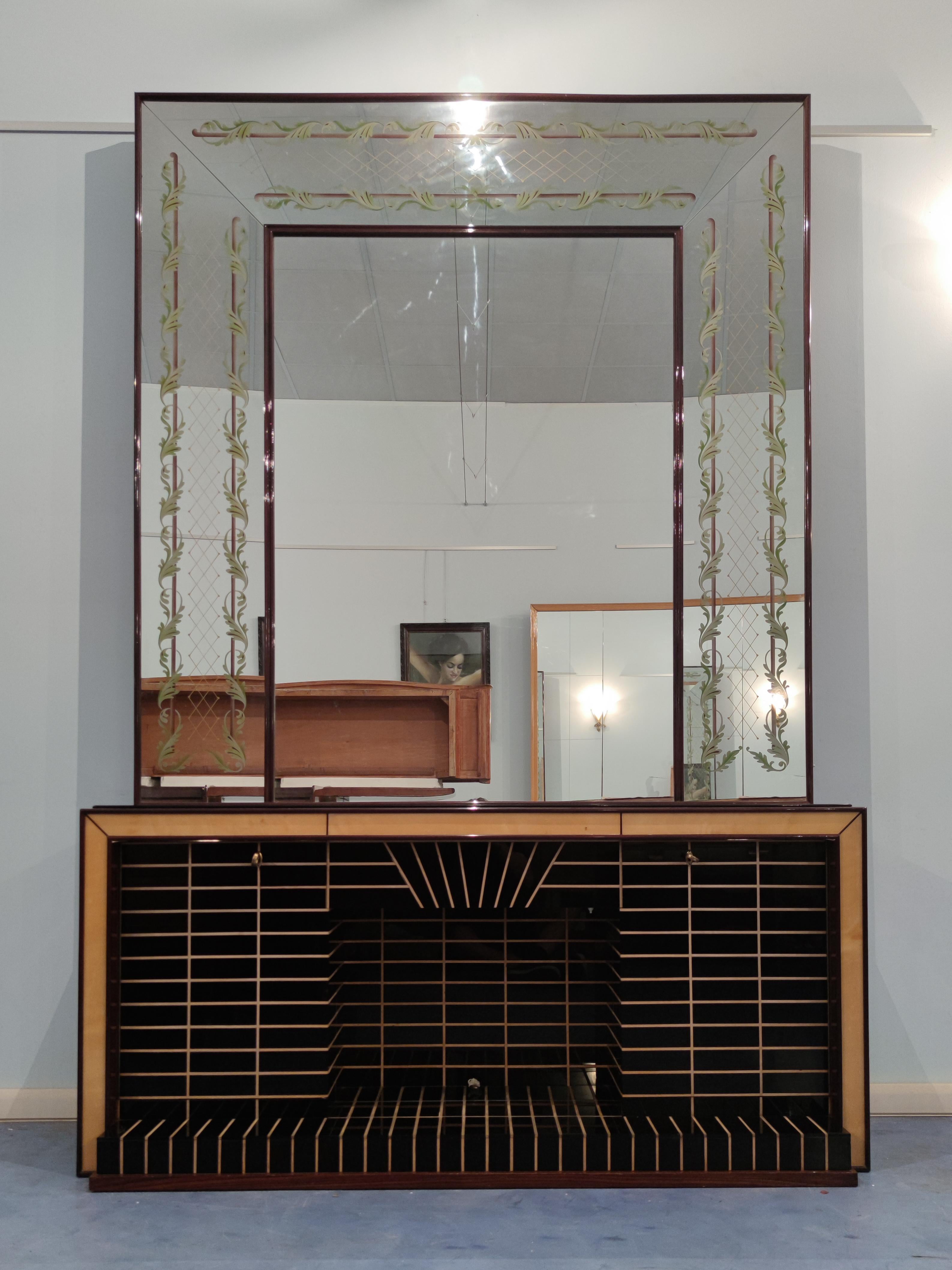 Spectaculaire et rare meuble bar ou buffet équipé d'un miroir décoré, conçu en Italie par Luigi Brusotti dans les années 1940. Une exécution de haute qualité est garantie. La façade est entièrement recouverte d'un précieux verre opalin de Murano.
