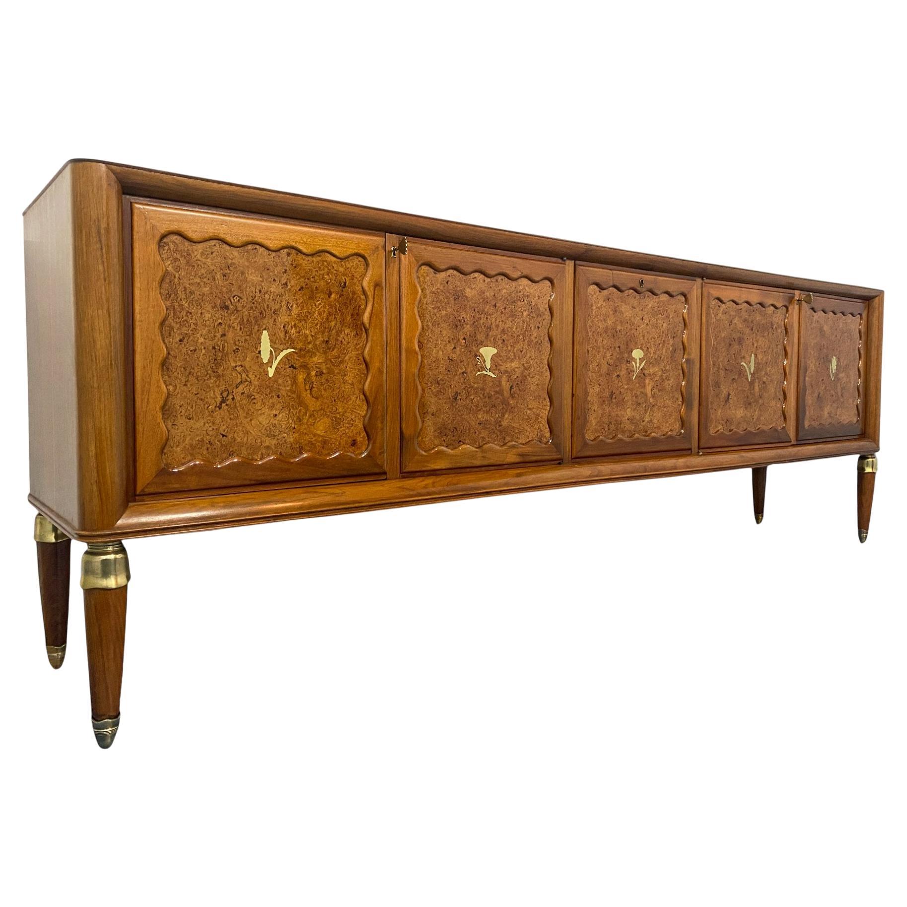 Ce superbe buffet conçu par Paolo Buffa dans les années 1950 témoigne de sa vision esthétique raffinée, où une élégance sévère s'allie à une subtile rigueur néoclassique, réinterprétée grâce à un savant équilibre entre la forme et la fonction. La
