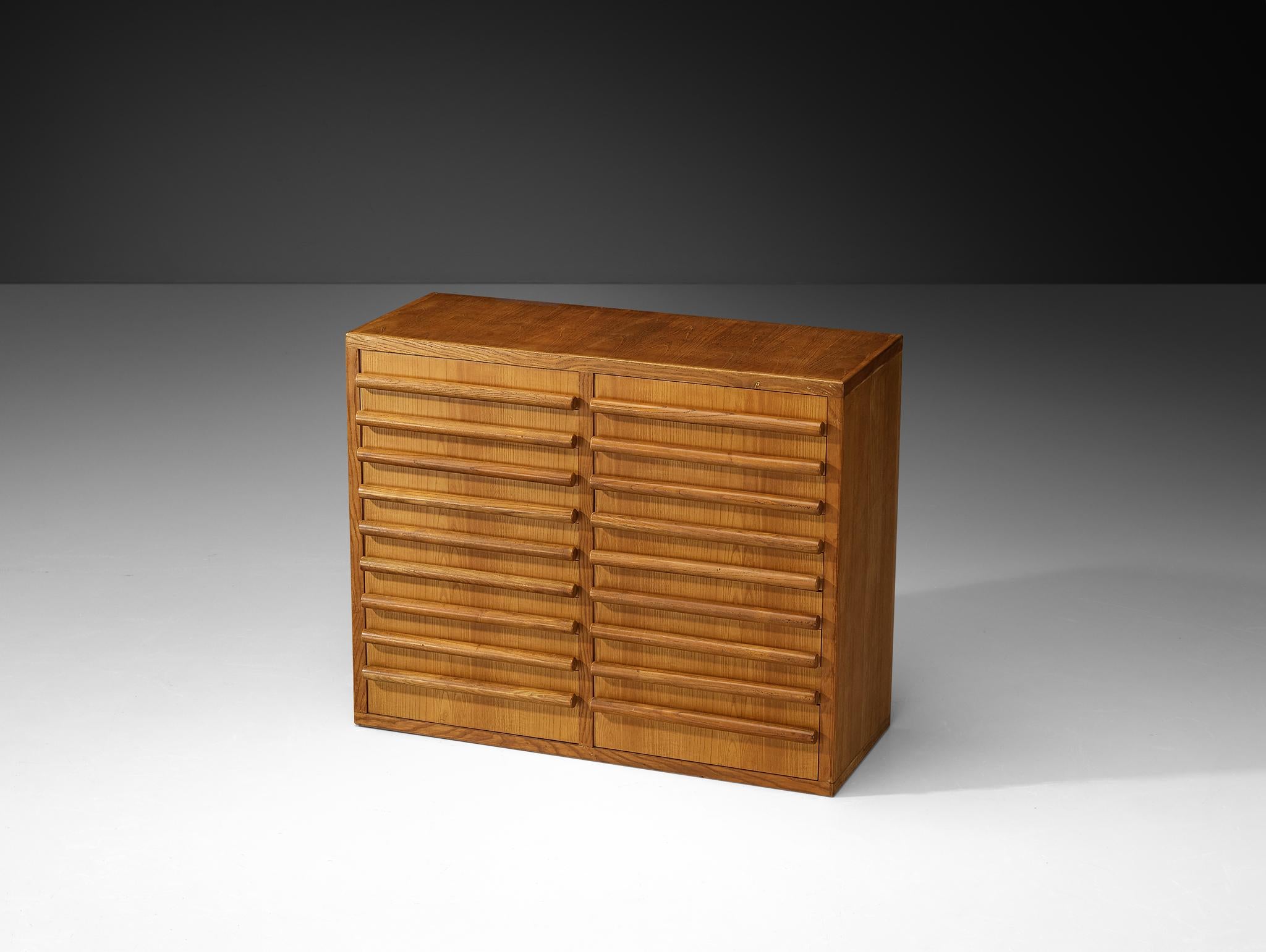 Mid-Century moderno Credenza italiana di metà secolo in frassino in vendita