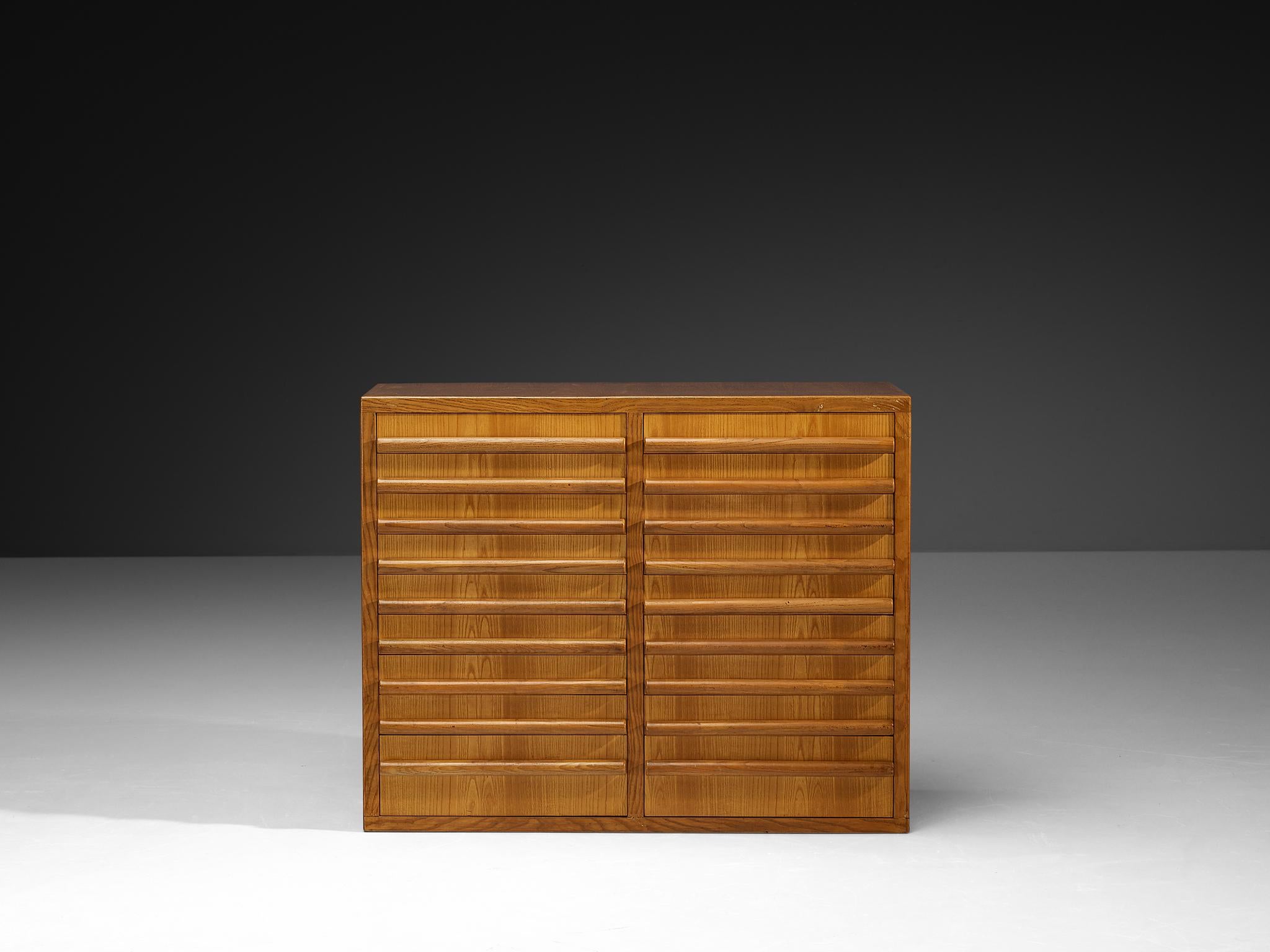 Credenza italiana di metà secolo in frassino In condizioni buone in vendita a Waalwijk, NL