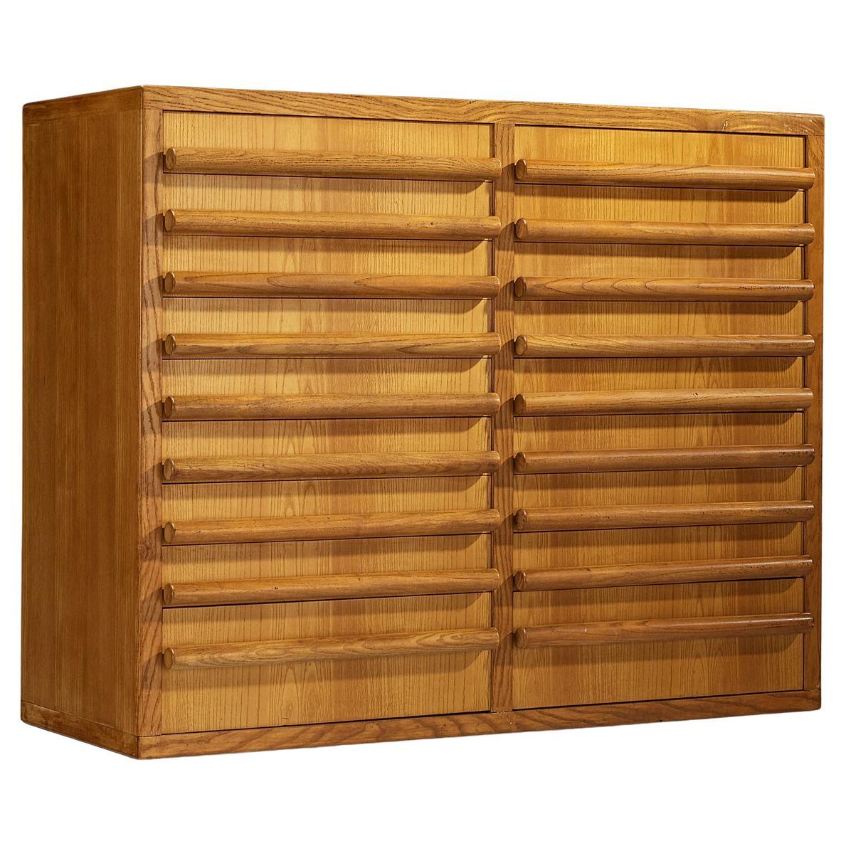 Credenza italiana di metà secolo in frassino in vendita
