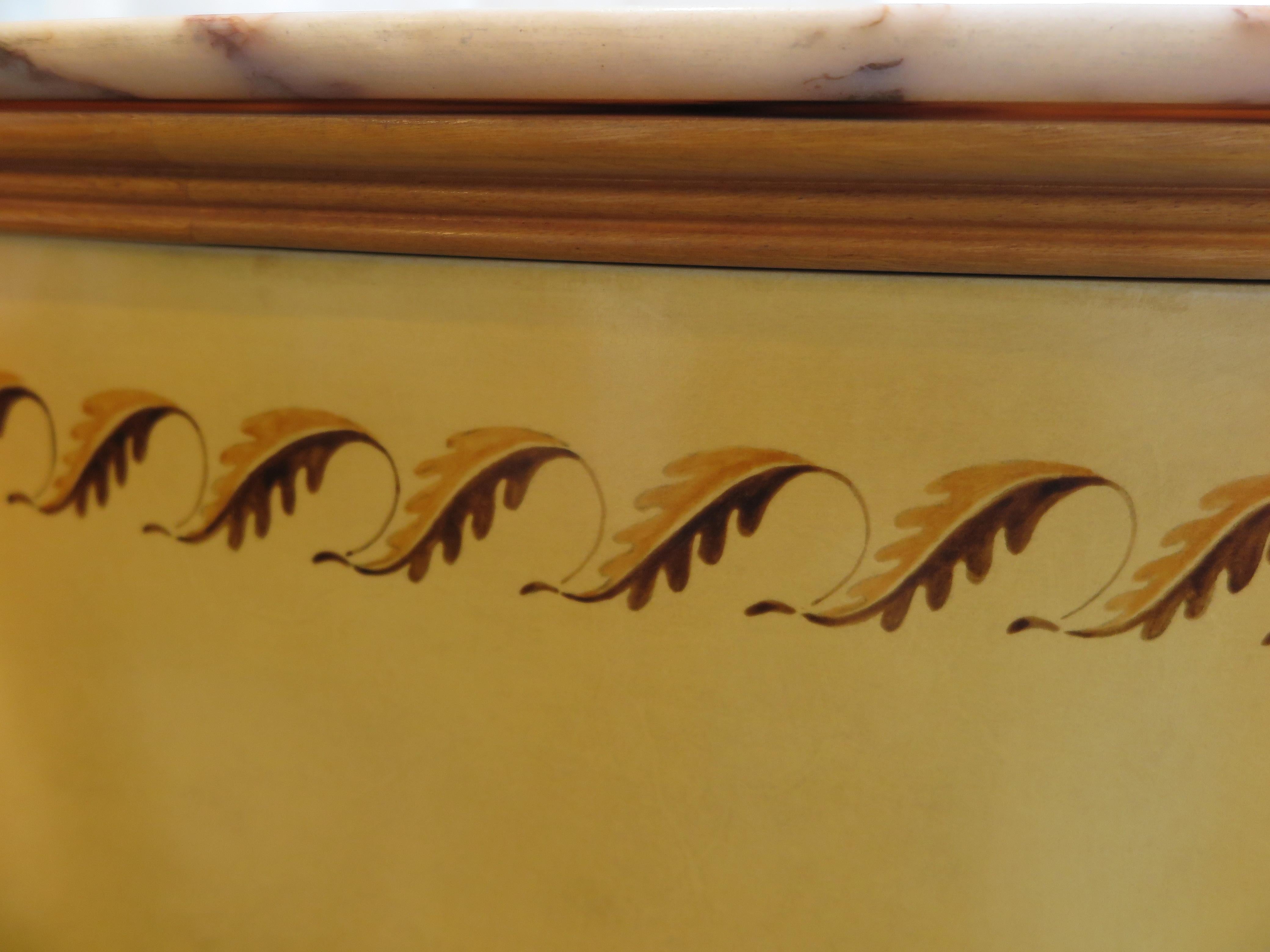 Italienisches Sideboard aus der Mitte des Jahrhunderts aus Pergament mit Marmor und Messing im Zustand „Gut“ im Angebot in Los Angeles, CA