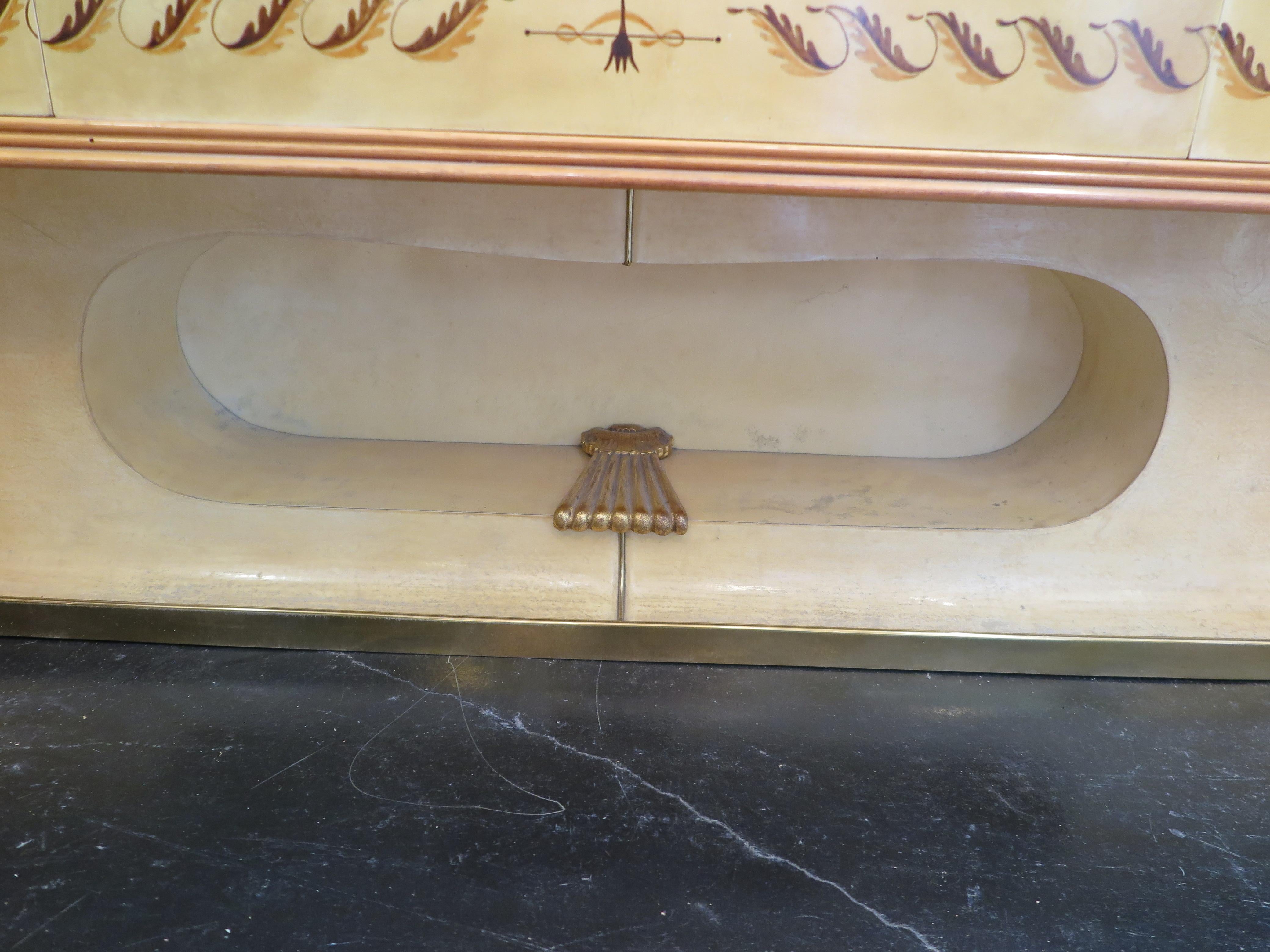 Italienisches Sideboard aus der Mitte des Jahrhunderts aus Pergament mit Marmor und Messing im Angebot 1