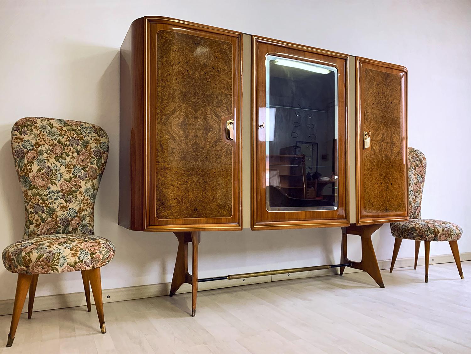 Superbe buffet et / ou meuble de bar conçu par Vittorio Dassi dans les années 1950.
Il s'agit d'un très bel objet réalisé en matériaux précieux. Les deux portes latérales sont en racine de bruyère de bouleau, terminées par de fines poignées en