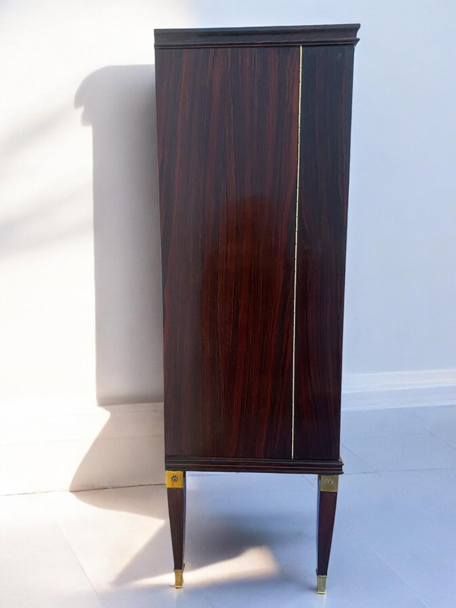 Aparador o mueble bar italiano de mediados de siglo de Paolo Buffa, años 50 Chapado en venta