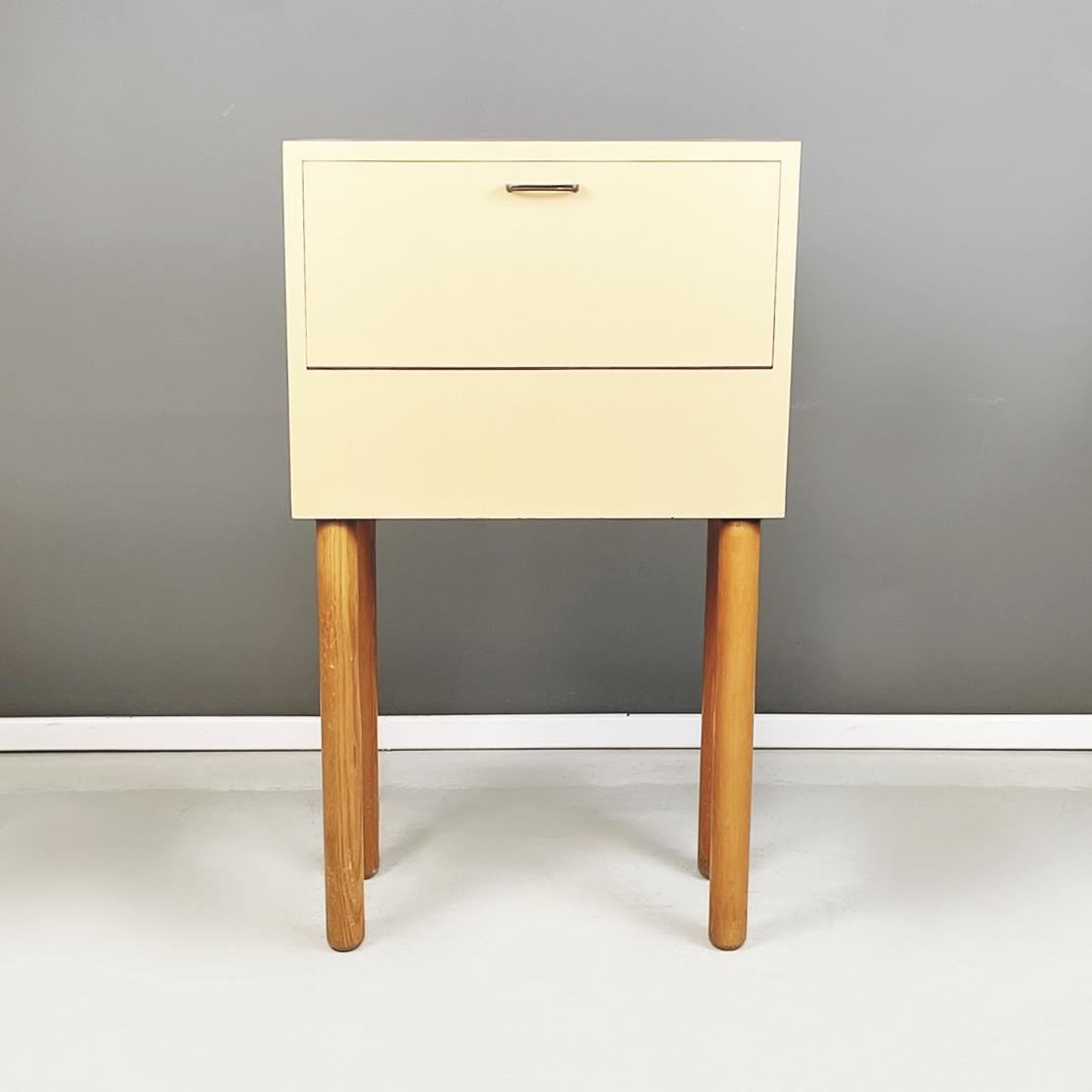 Italian mid-century modern Sideboard or bar cabinet in beige formica and wood, 1960s
Sideboard or bar cabinet with rectangular base in wood and beige Formica. This highboard features a Formica compartment with a flap opening and metal handle. The