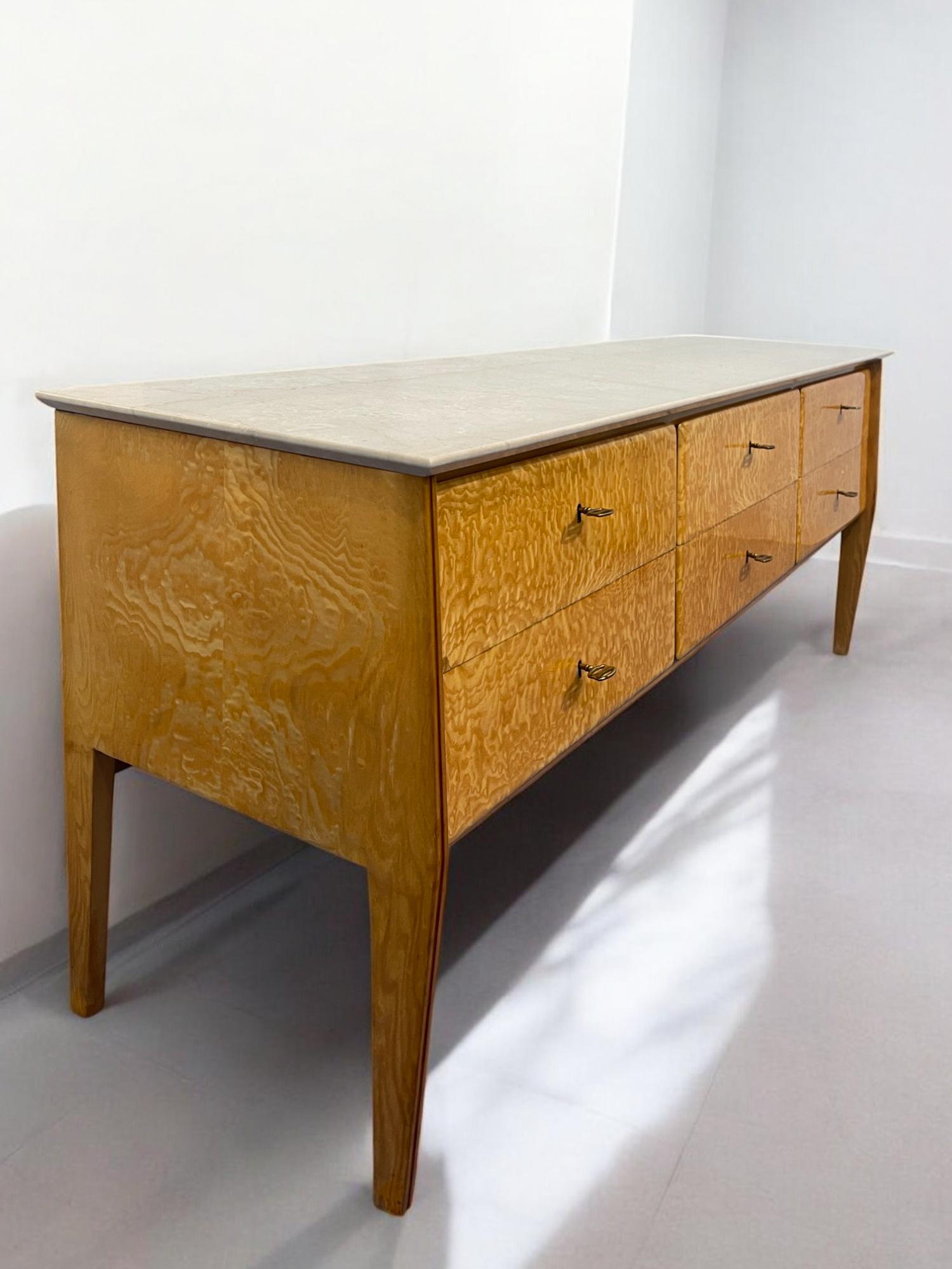 Ottone Credenza o cassettiera italiana di metà secolo in stile Giò Ponti, anni '50 in vendita