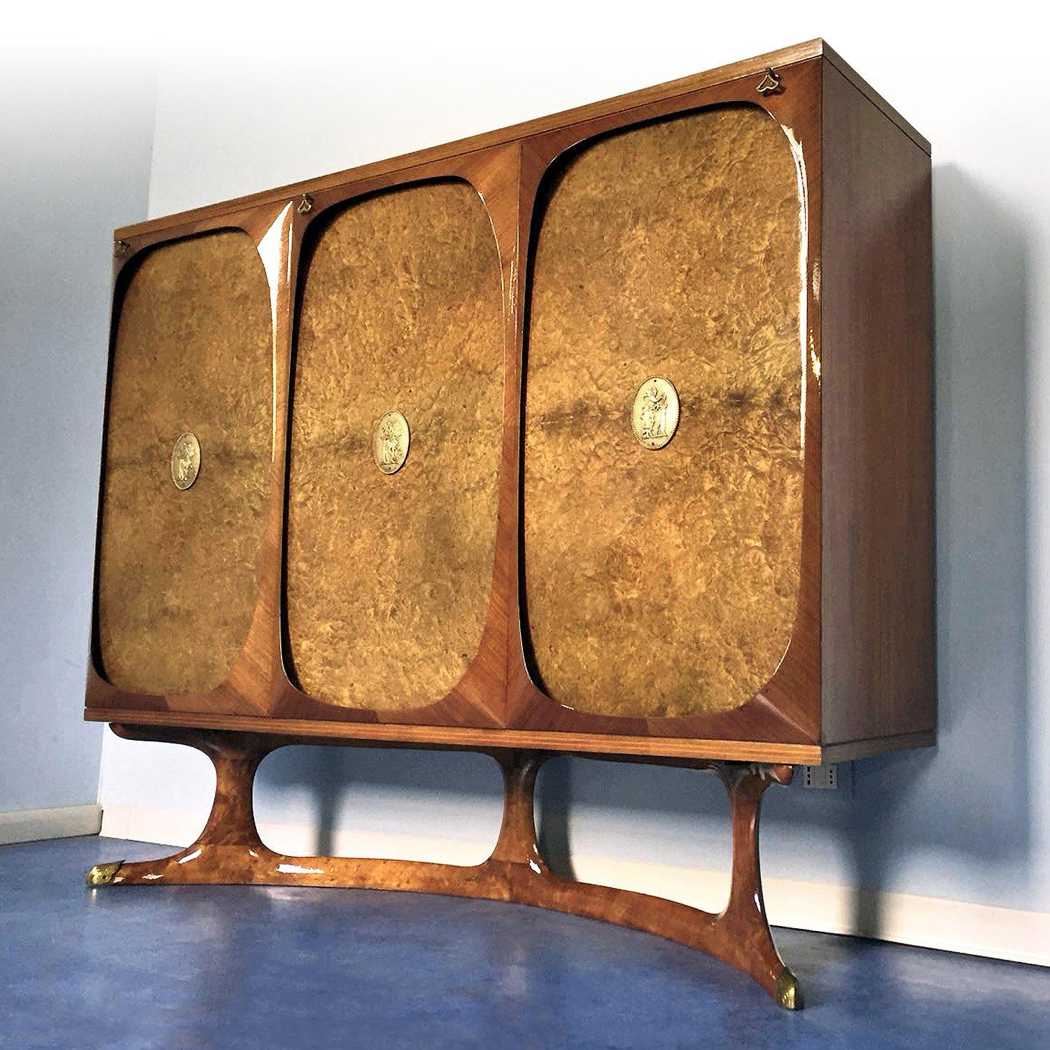 Italienisches Sideboard aus der Mitte des Jahrhunderts mit drei Türen aus Birkenwurzelholz von Dassi, 1950er Jahre im Zustand „Gut“ im Angebot in Traversetolo, IT