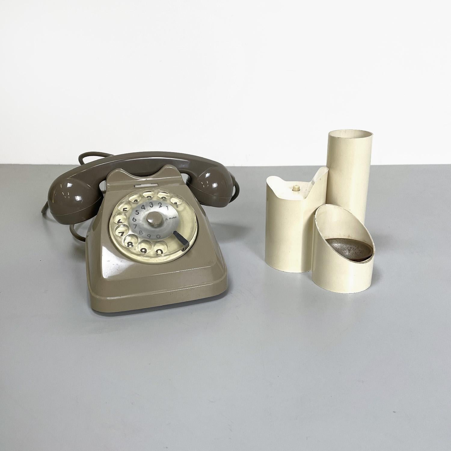 Italienisches Siemens Sip-Telefon aus der Mitte des Jahrhunderts mit Hörerhalterung Spieluhr, 1960er Jahre
Set bestehend aus einem Festnetztelefon mit Wählscheibe mod. Sip und Hörer Musikbox. Das Telefon ist aus taubengrauem Kunststoff mit einer